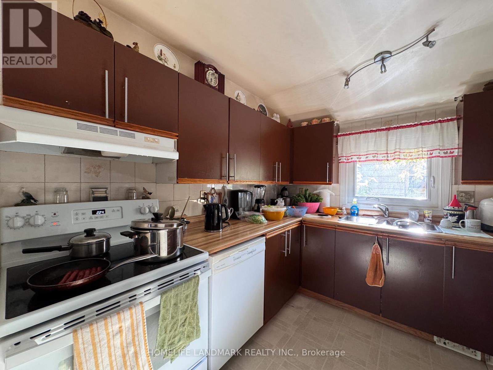 7 Windal Avenue, Toronto, Ontario  M9N 2C2 - Photo 24 - W12489938