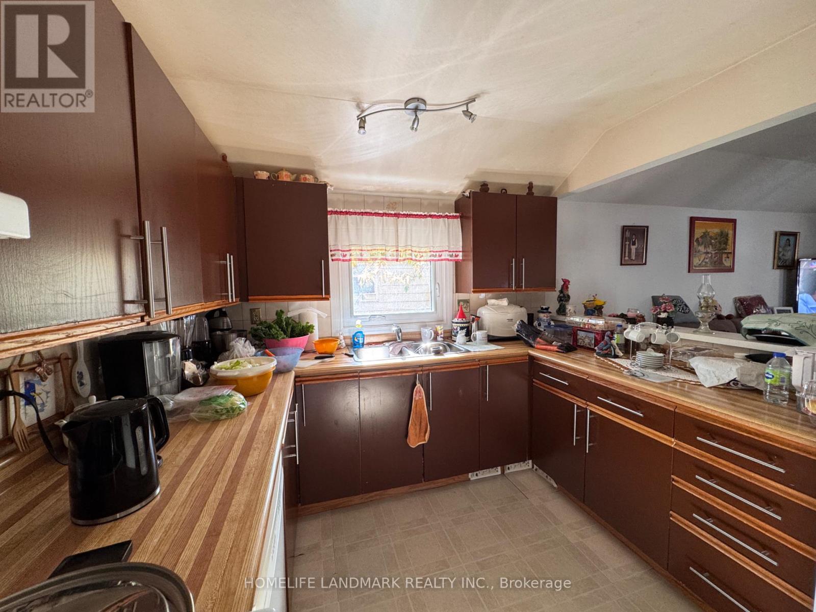 7 Windal Avenue, Toronto, Ontario  M9N 2C2 - Photo 25 - W12489938