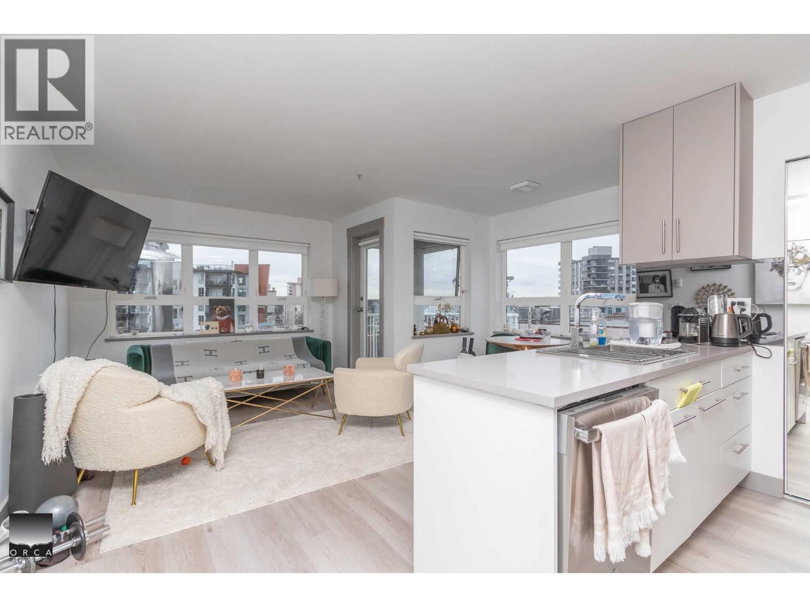 404 121 E 12th Street, North Vancouver, British Columbia  V7M 3H6 - Photo 3 - R3063220