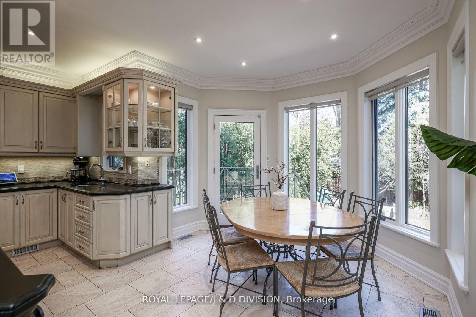 82 Munro Boulevard, Toronto, Ontario  M2P 1C4 - Photo 12 - C12487880