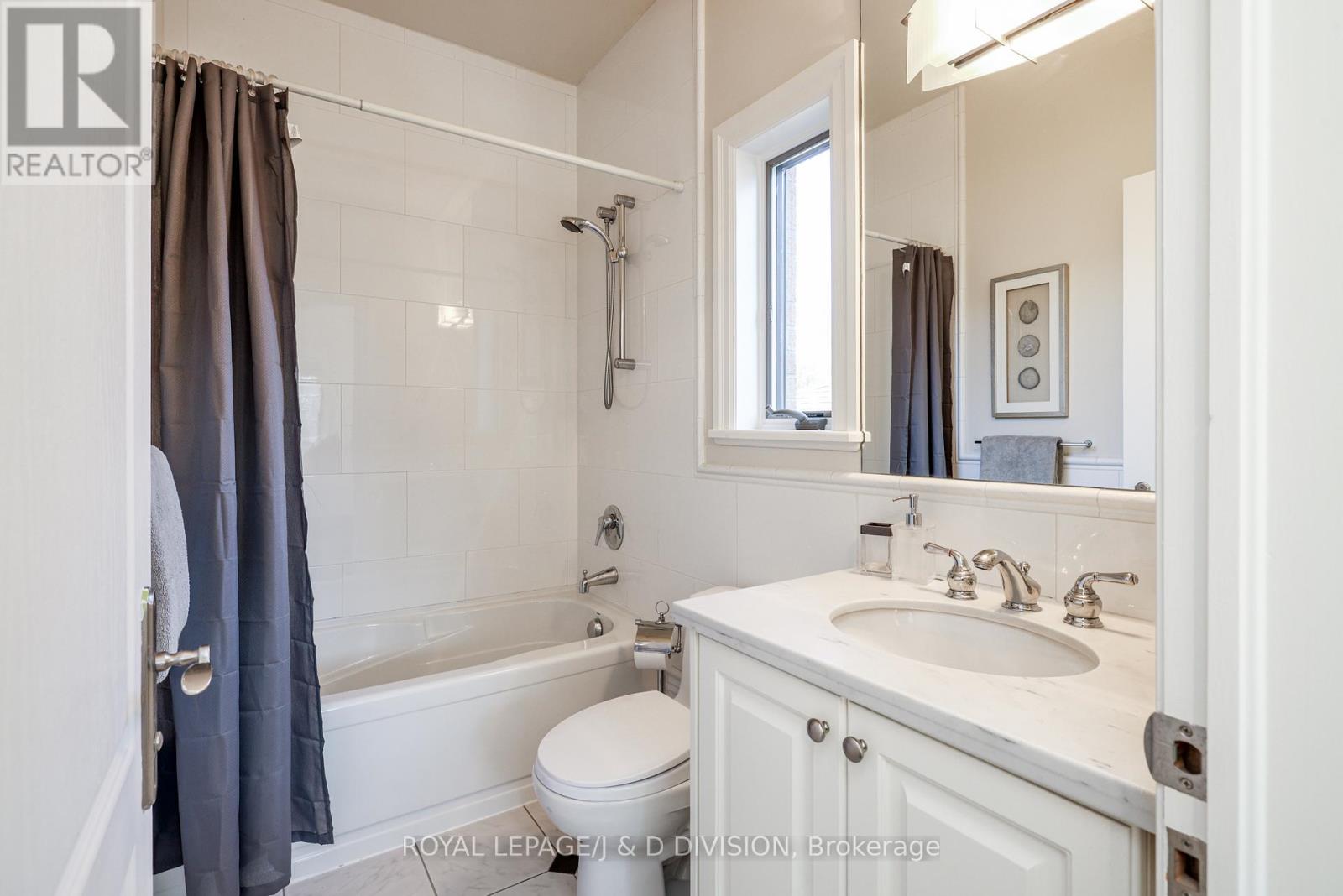 82 Munro Boulevard, Toronto, Ontario  M2P 1C4 - Photo 28 - C12487880