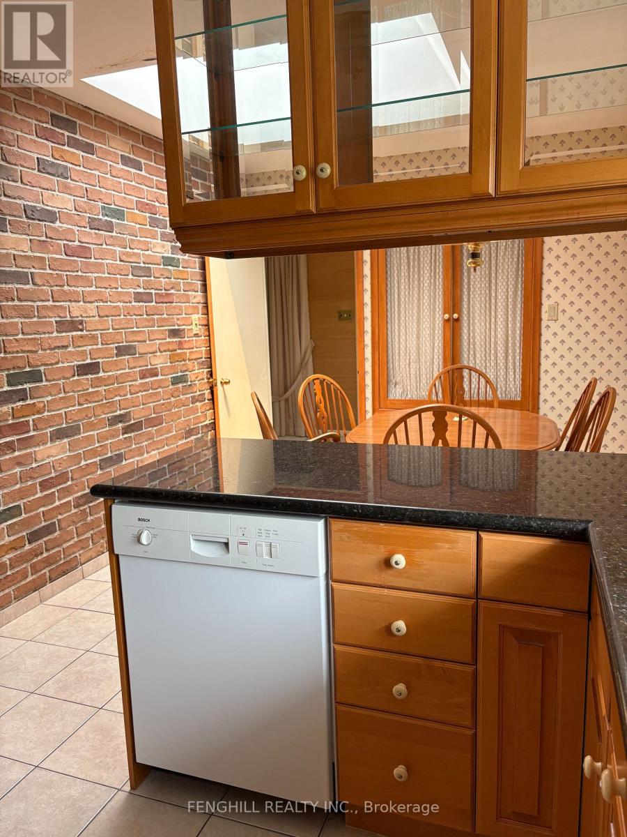 152 Fenn Avenue, Toronto, Ontario  M2P 1X9 - Photo 6 - C12490116