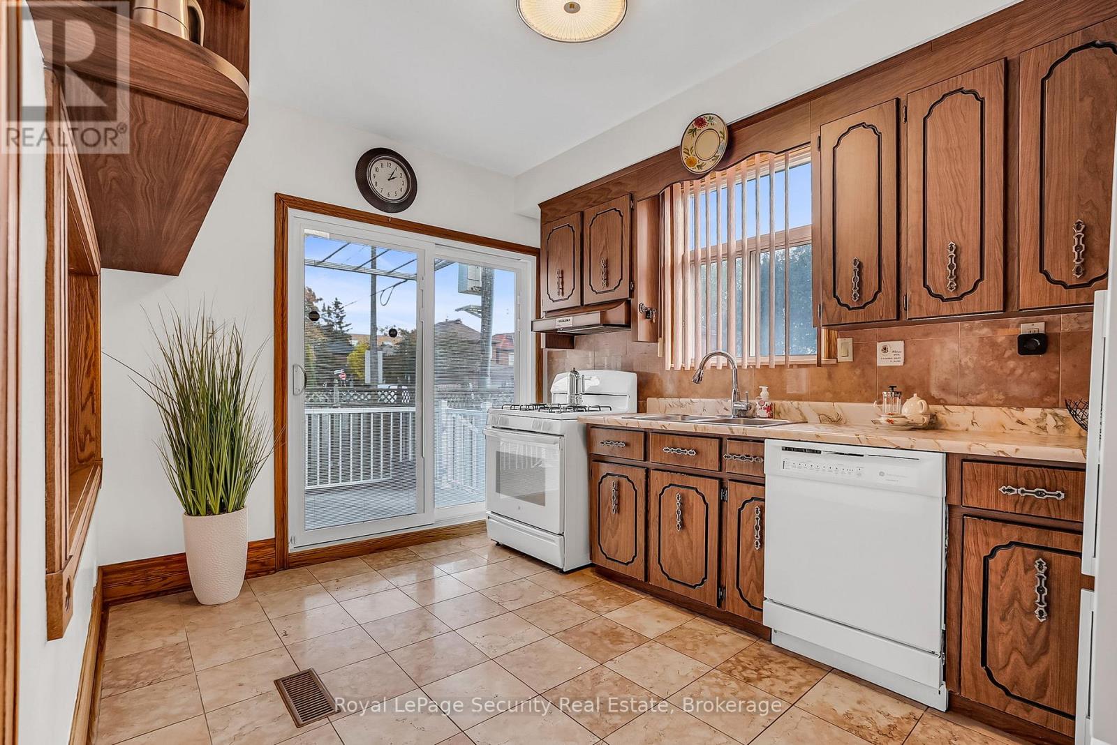 1937 Dufferin Street, Toronto, Ontario  M6E 3P8 - Photo 13 - C12490200