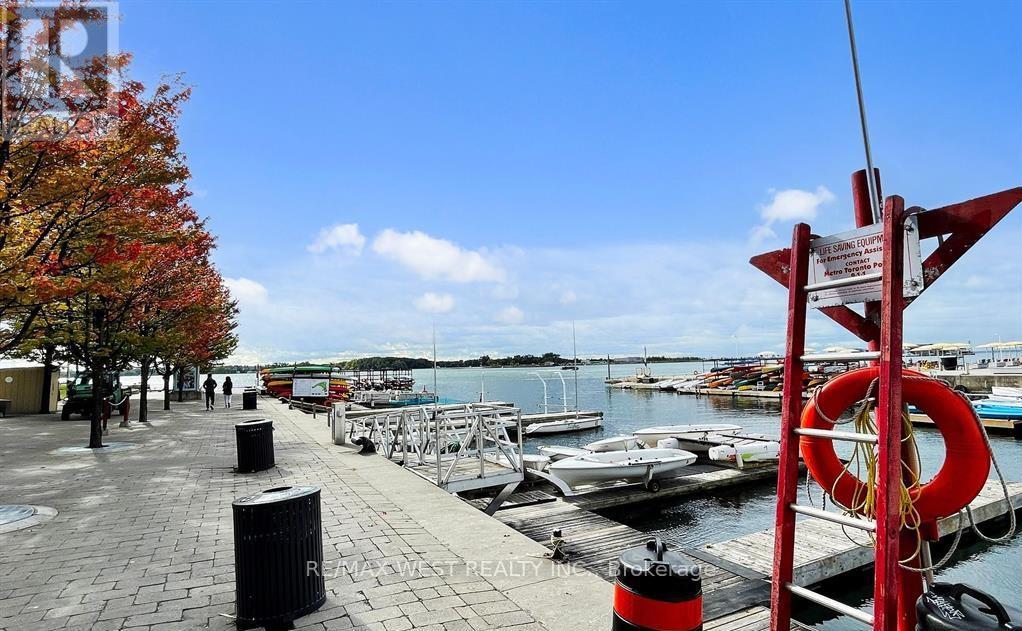 2703 - 270 Queens Quay W, Toronto, Ontario  M5J 2N4 - Photo 2 - C12490204