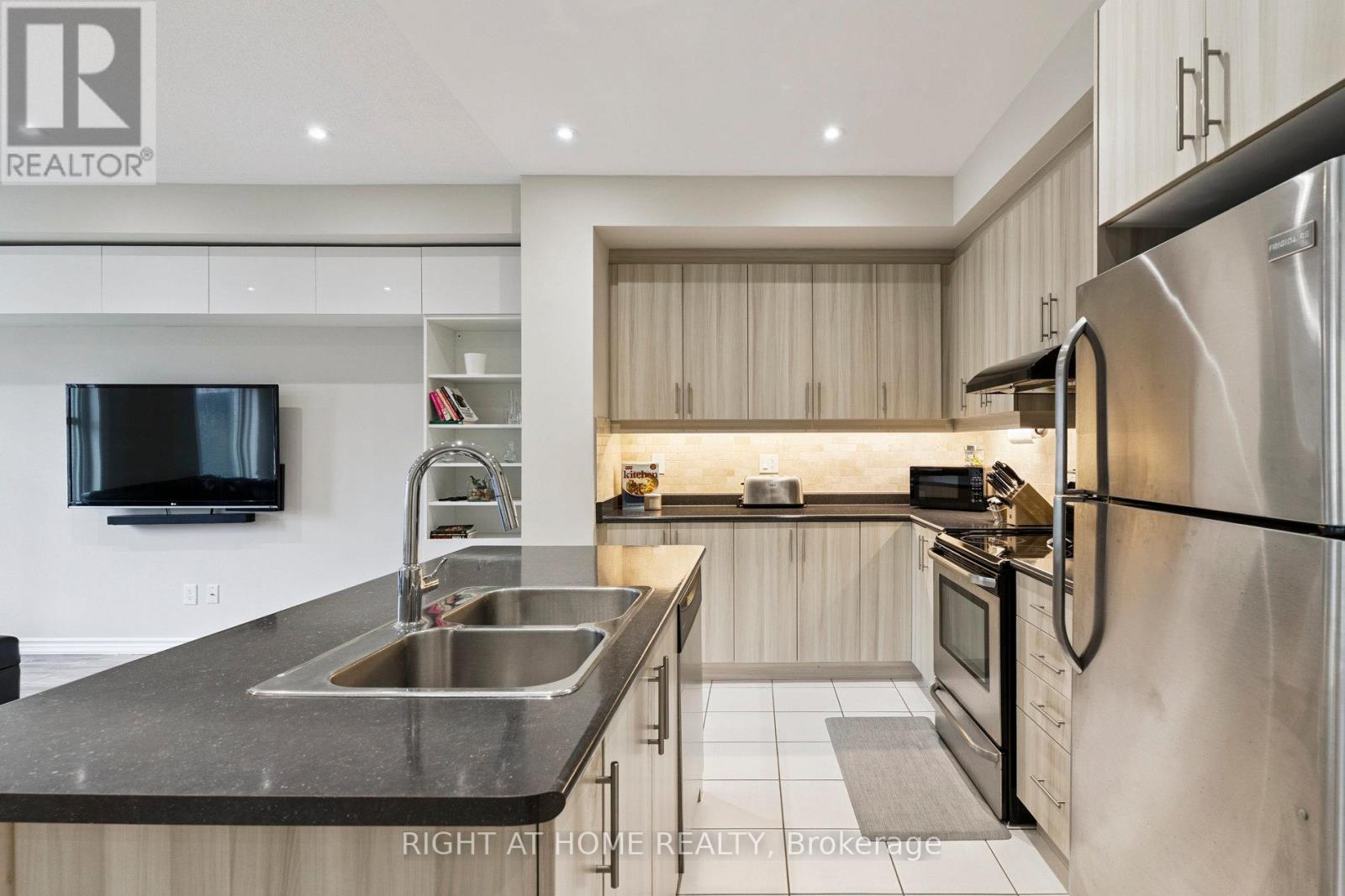 30 Boadway Crescent, Whitchurch-Stouffville, Ontario  L4A 1Y2 - Photo 8 - N12490150