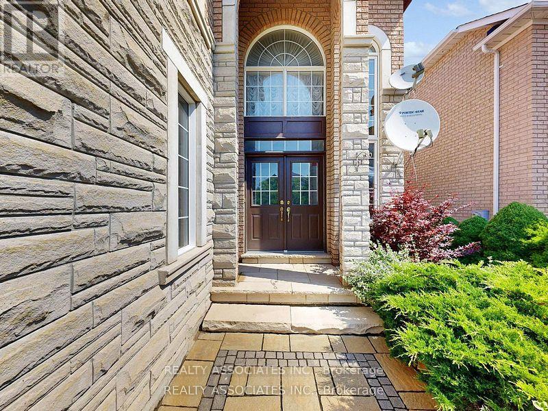 2 Lord Nelson Court, Richmond Hill, Ontario  L4S 1Y1 - Photo 3 - N12490214