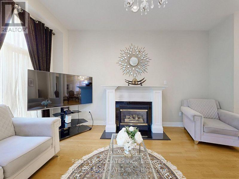 2 Lord Nelson Court, Richmond Hill, Ontario  L4S 1Y1 - Photo 7 - N12490214