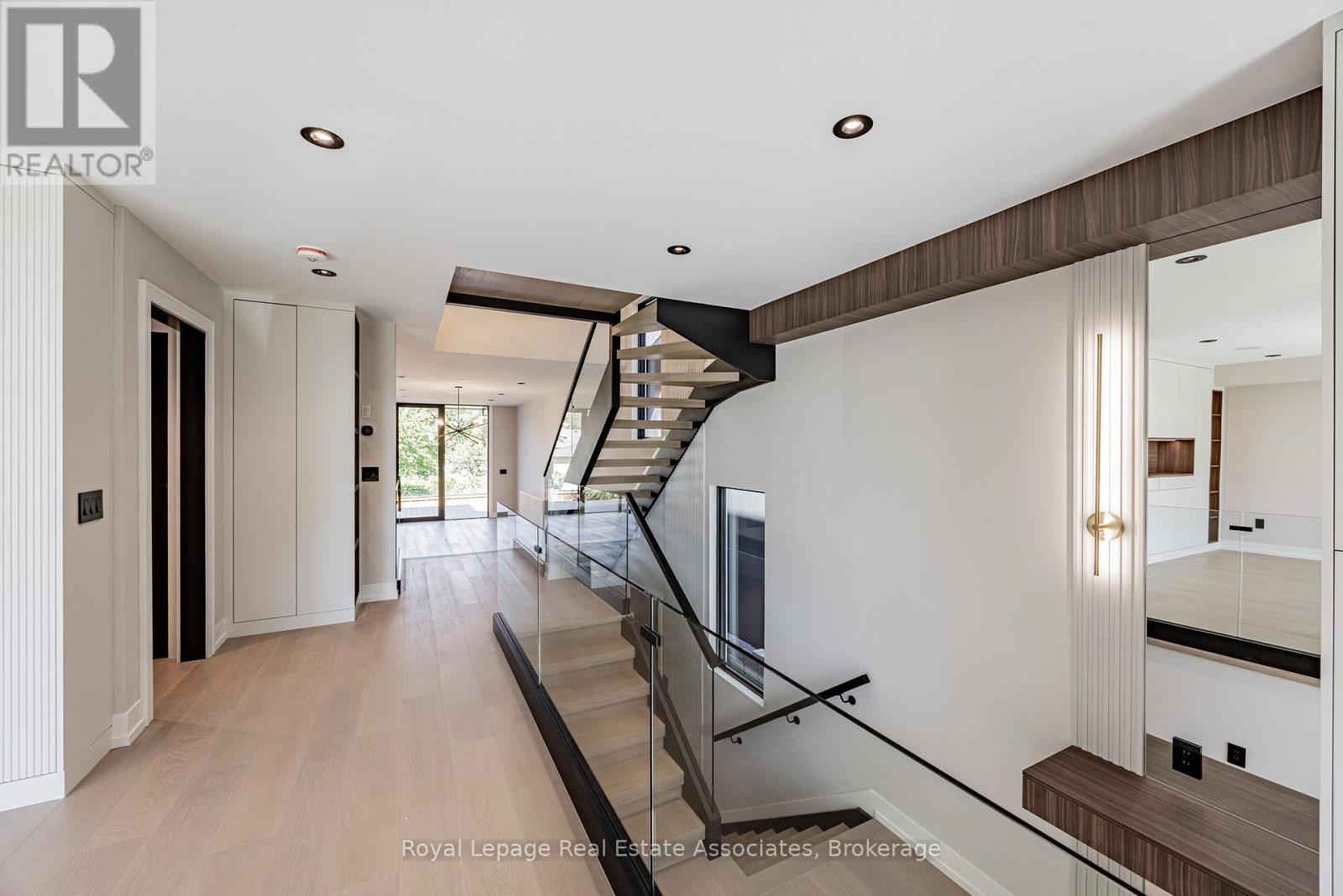 953 Halliday Avenue, Mississauga, Ontario  L5E 1P4 - Photo 4 - W12487767