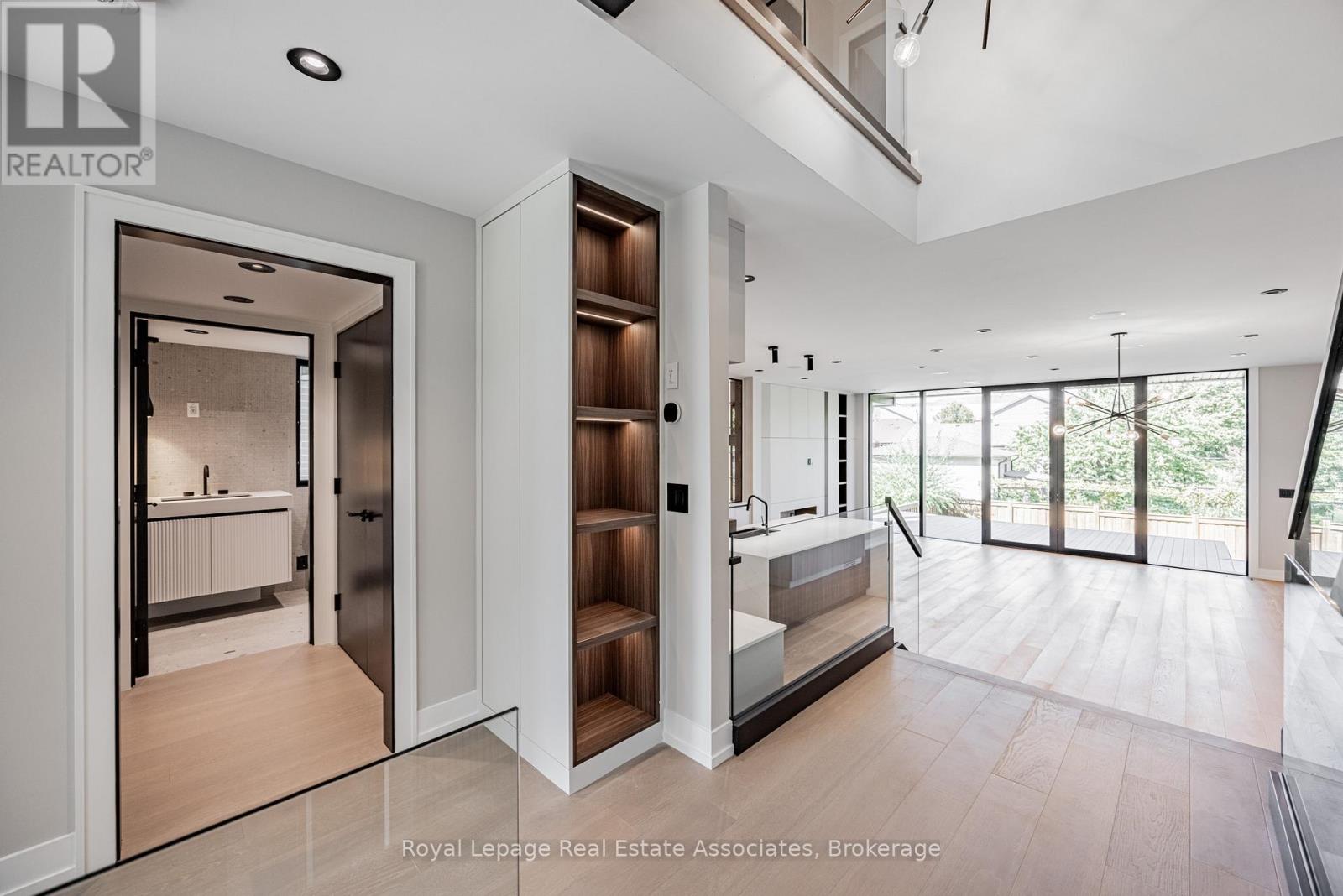 953 Halliday Avenue, Mississauga, Ontario  L5E 1P4 - Photo 6 - W12487767