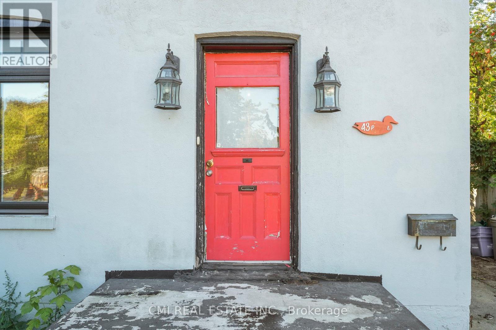 43 Perry Street, Barrie (Queen's Park), Ontario  L4N 2G2 - Photo 4 - S12489984