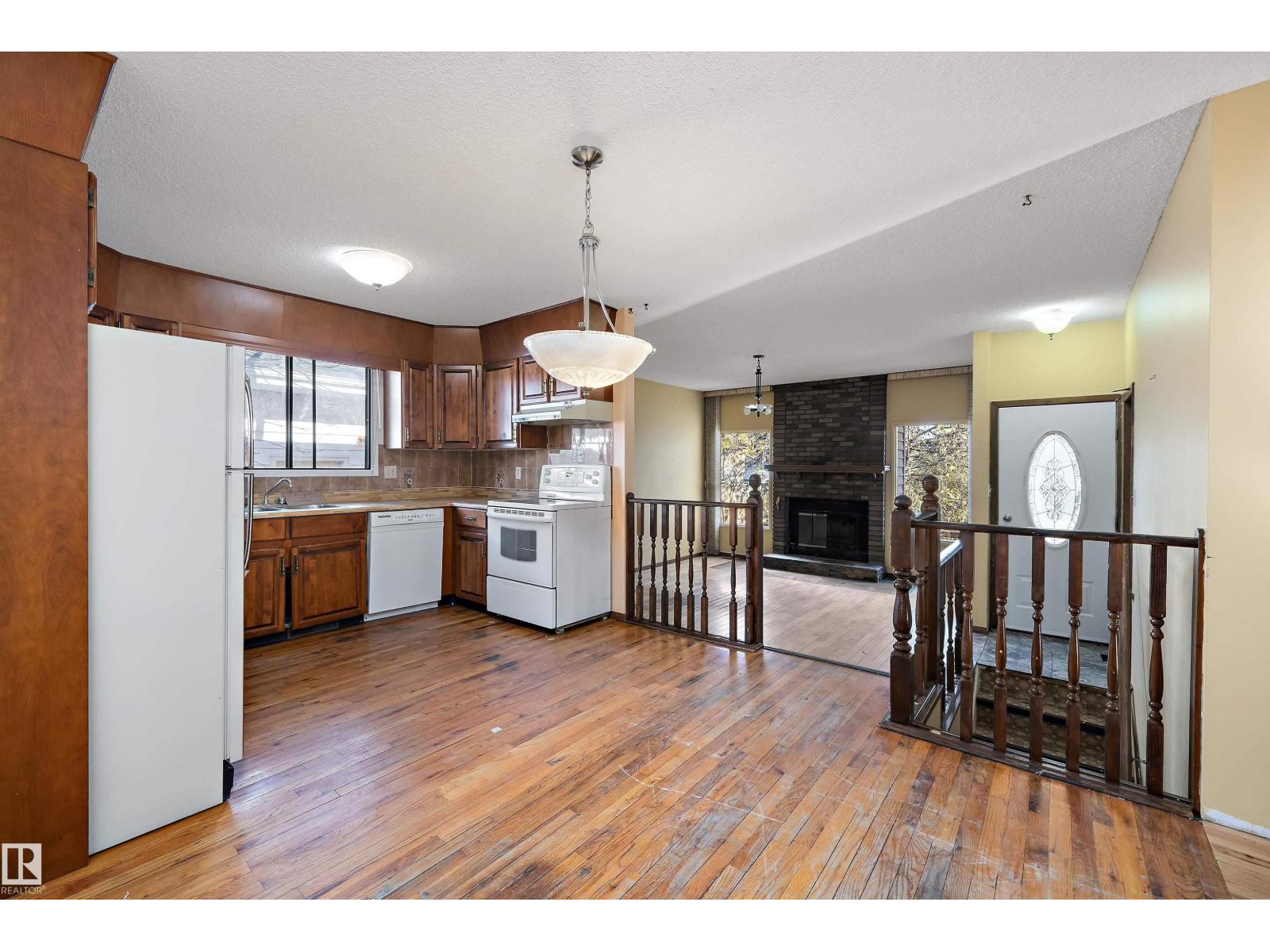 2031 104a St Nw, Edmonton, Alberta  T6J 5A6 - Photo 10 - E4463985