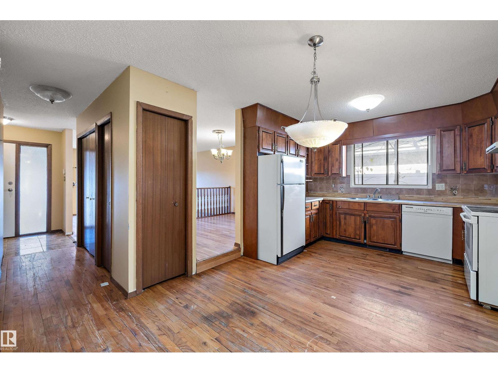 2031 104a St Nw, Edmonton, Alberta  T6J 5A6 - Photo 11 - E4463985