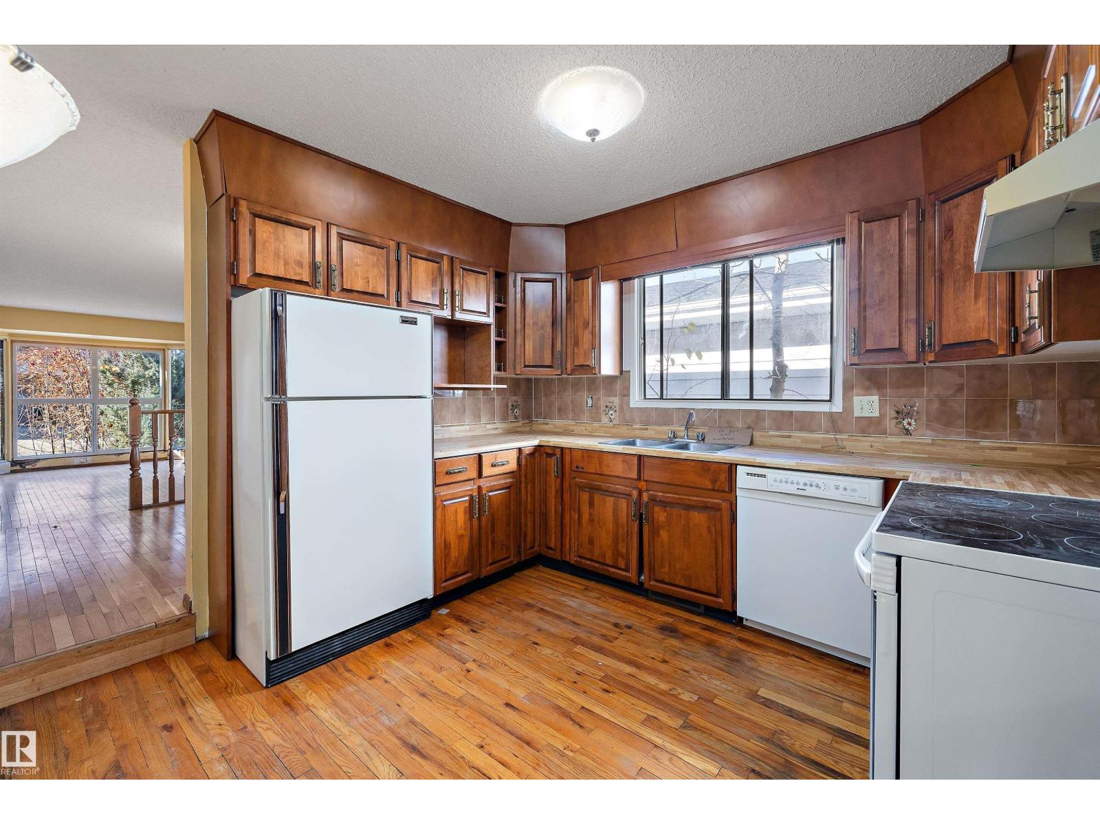 2031 104a St Nw, Edmonton, Alberta  T6J 5A6 - Photo 13 - E4463985