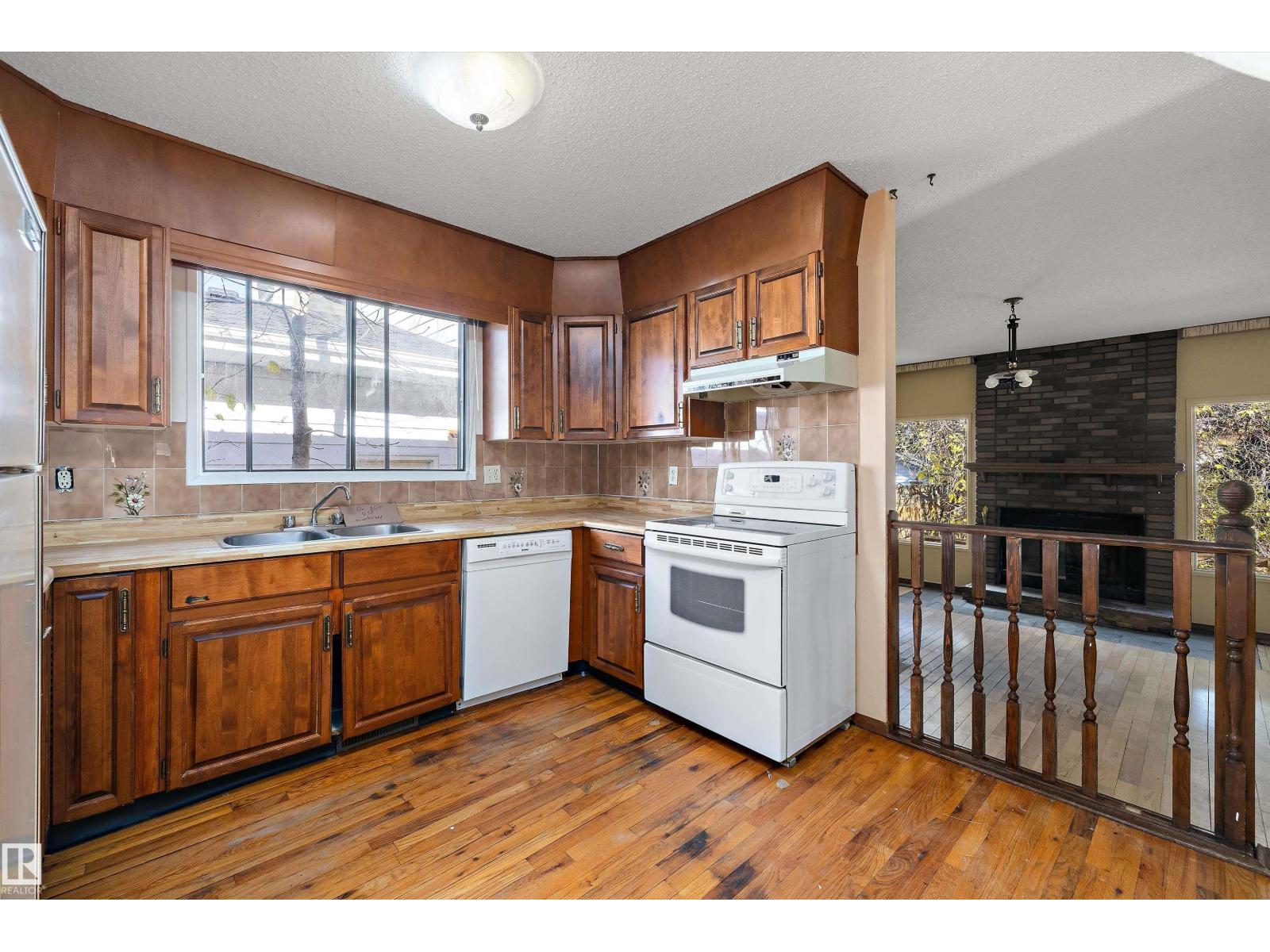 2031 104a St Nw, Edmonton, Alberta  T6J 5A6 - Photo 14 - E4463985