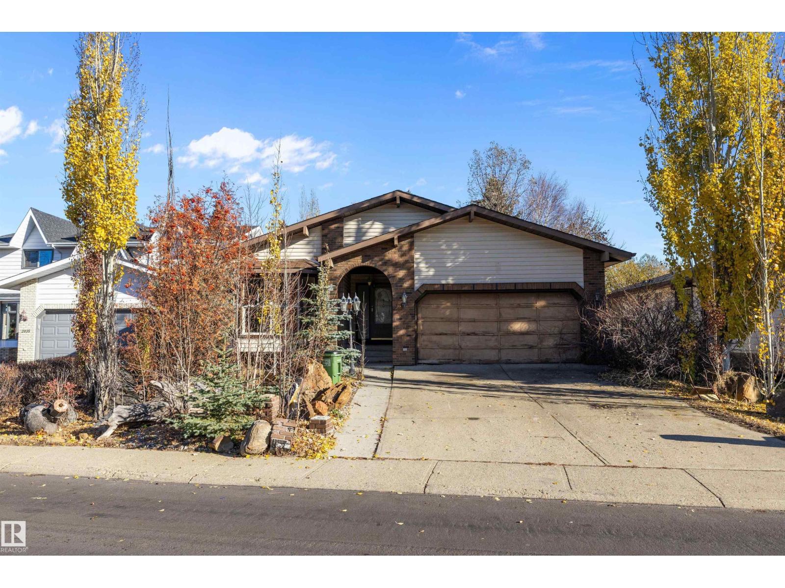 2031 104a St Nw, Edmonton, Alberta  T6J 5A6 - Photo 2 - E4463985