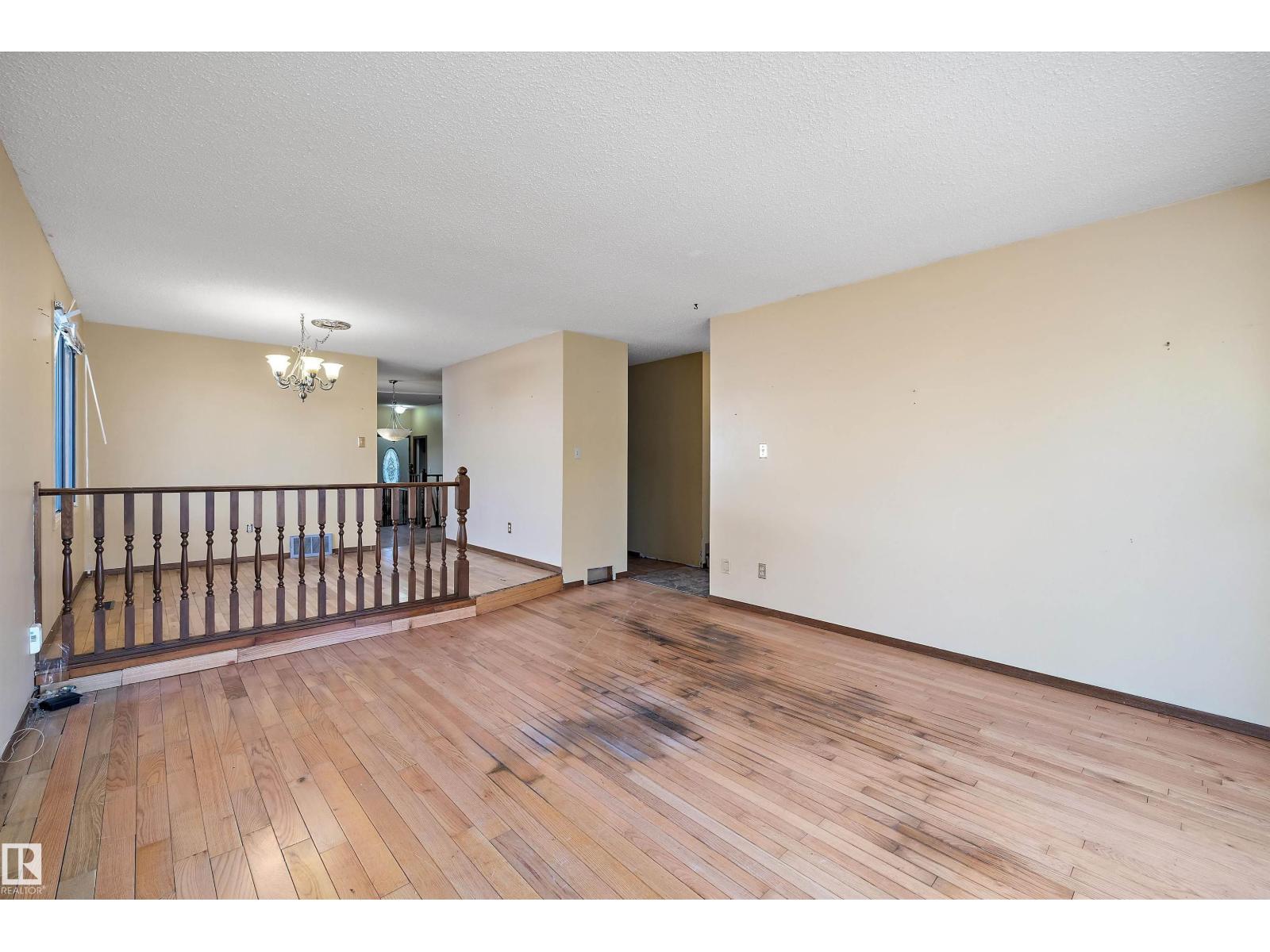 2031 104a St Nw, Edmonton, Alberta  T6J 5A6 - Photo 6 - E4463985