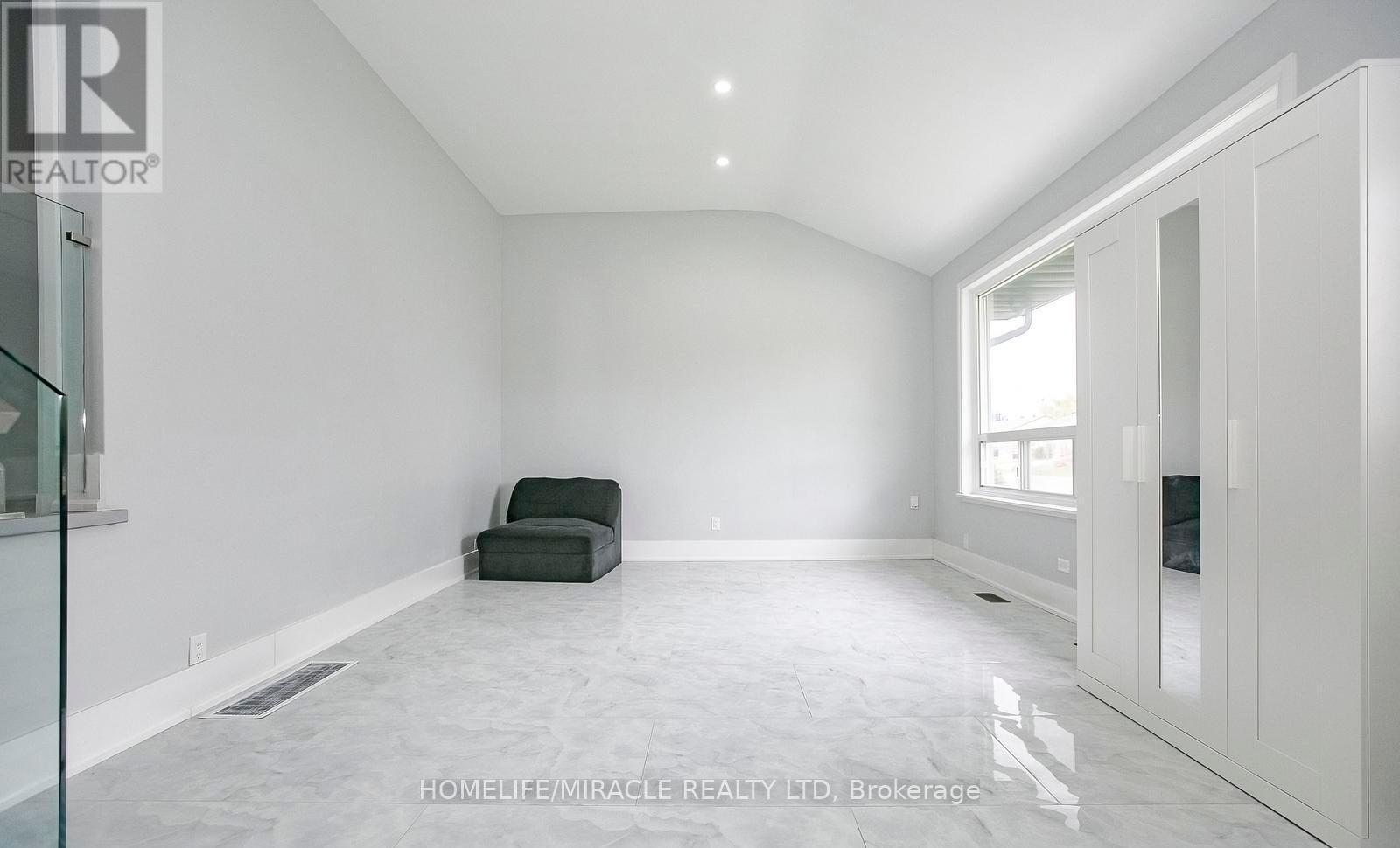 76 Raylawn Crescent, Halton Hills, Ontario  L7G 4N1 - Photo 8 - W12490082