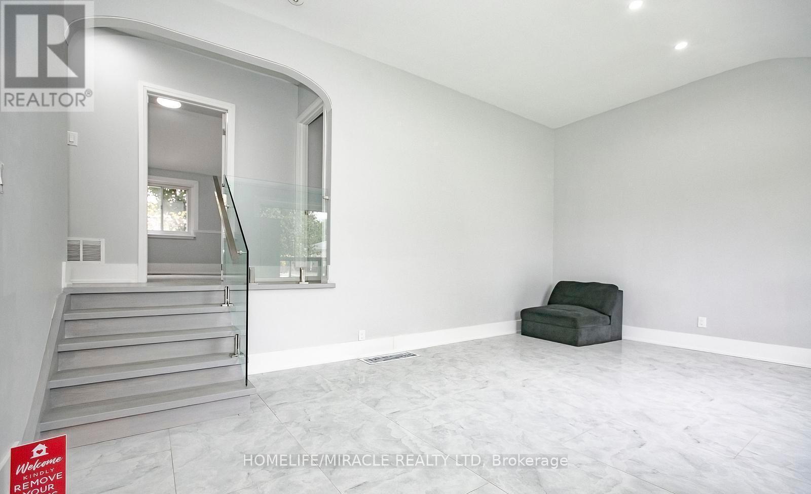 76 Raylawn Crescent, Halton Hills, Ontario  L7G 4N1 - Photo 9 - W12490082