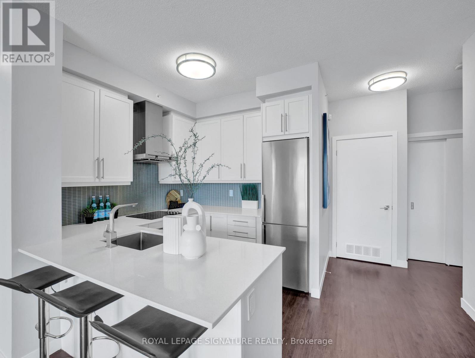 610 - 2081 Fairview Street, Burlington, Ontario  L7R 0E4 - Photo 3 - W12490114