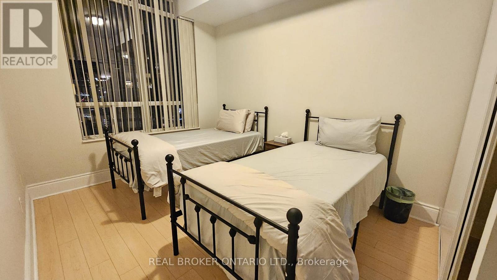 2803 - 3880 Duke Of York Boulevard, Mississauga, Ontario  L5B 4M7 - Photo 4 - W12490138