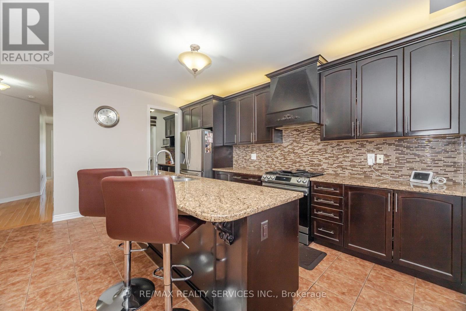 232 Sussexvale Drive, Brampton, Ontario  L6R 3S3 - Photo 12 - W12490142