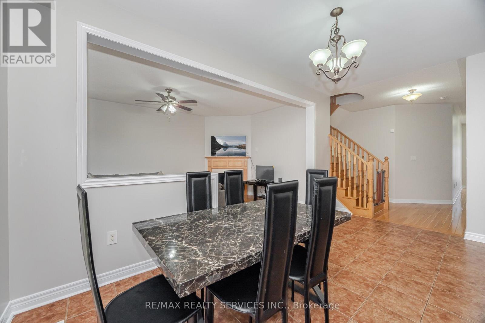 232 Sussexvale Drive, Brampton, Ontario  L6R 3S3 - Photo 17 - W12490142