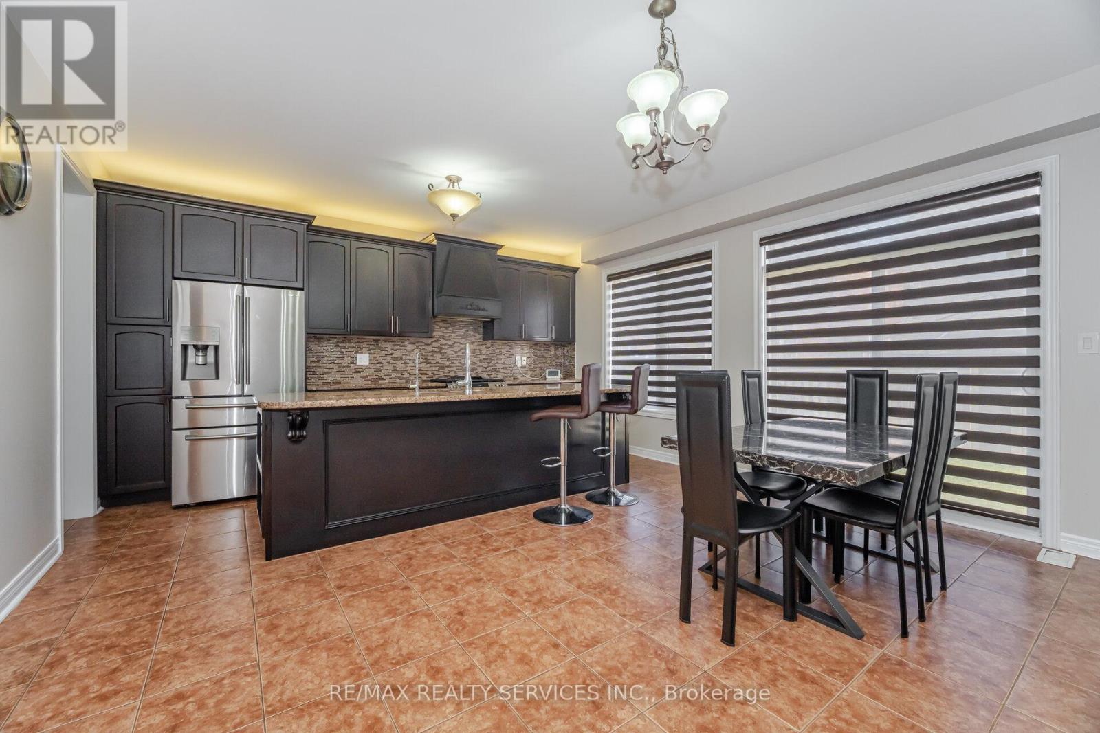 232 Sussexvale Drive, Brampton, Ontario  L6R 3S3 - Photo 2 - W12490142