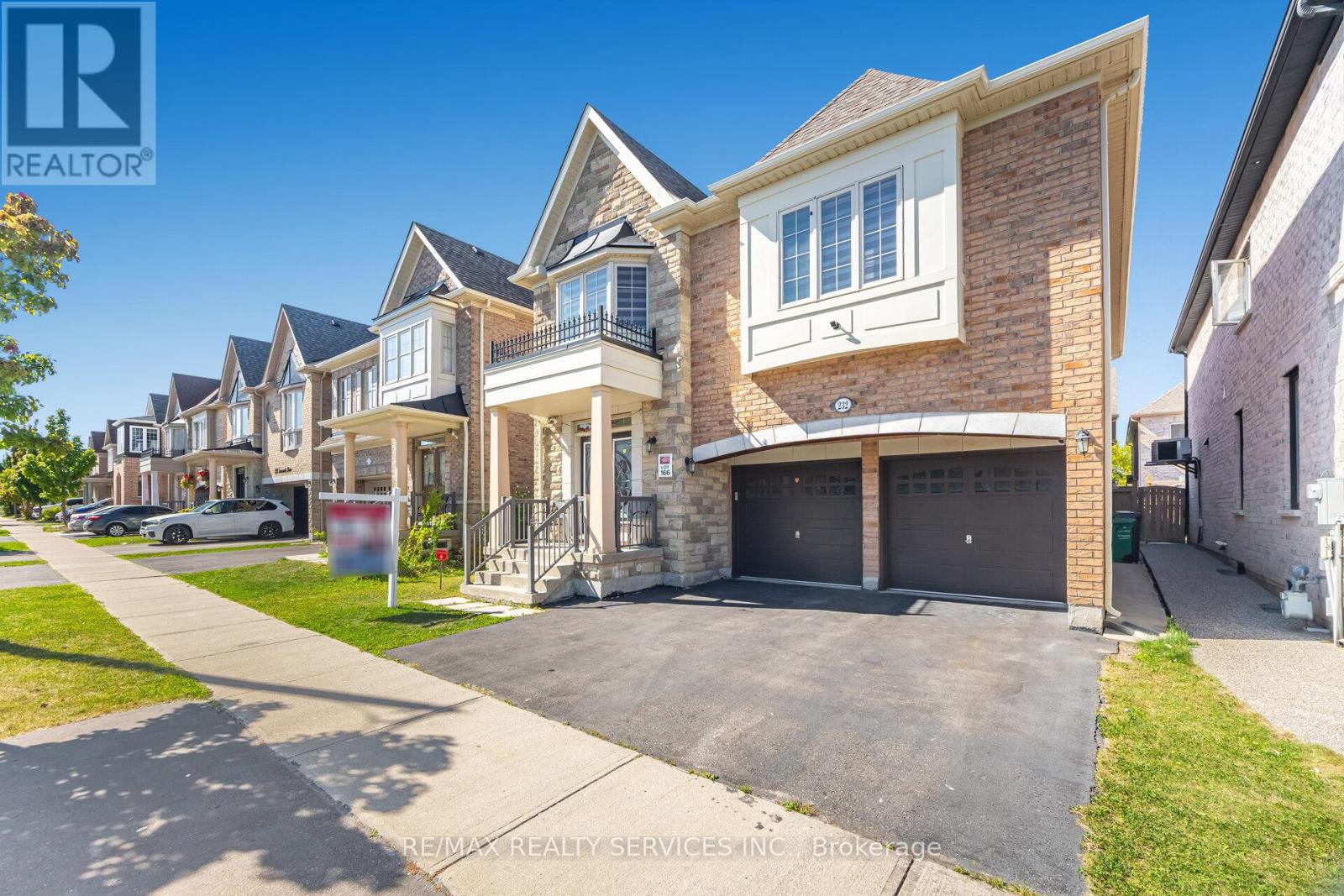 232 Sussexvale Drive, Brampton, Ontario  L6R 3S3 - Photo 3 - W12490142