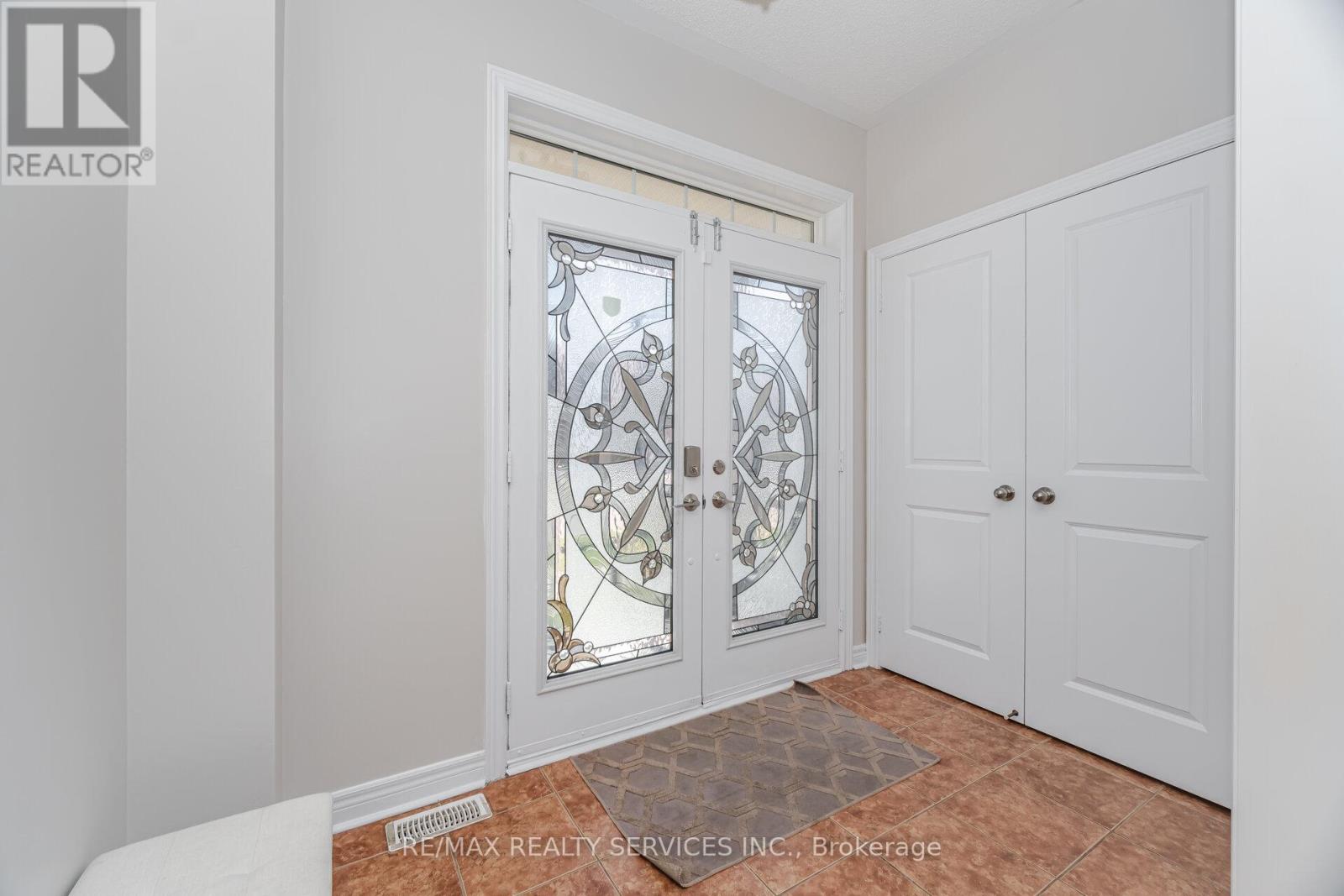 232 Sussexvale Drive, Brampton, Ontario  L6R 3S3 - Photo 4 - W12490142