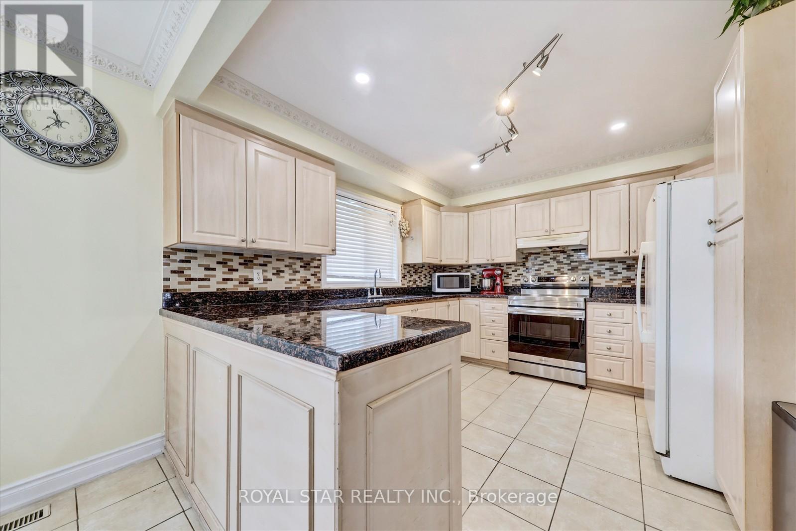 4234 Hazineh Court, Mississauga, Ontario  L5B 3N5 - Photo 11 - W12490164