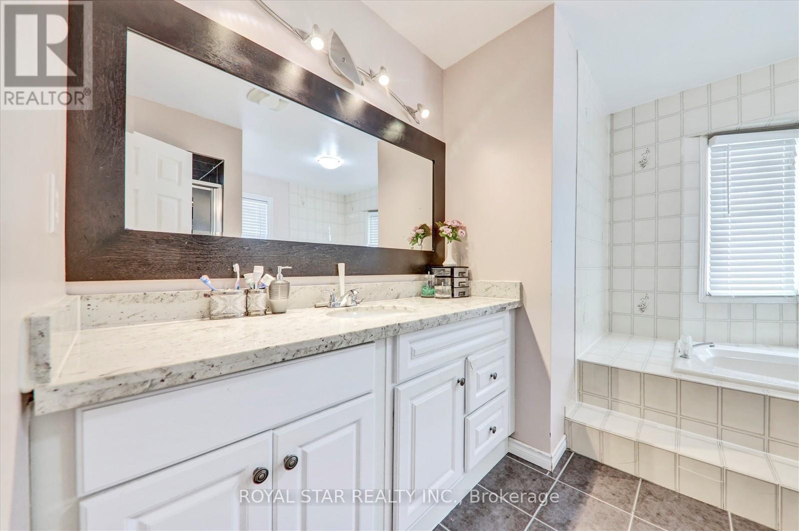 4234 Hazineh Court, Mississauga, Ontario  L5B 3N5 - Photo 24 - W12490164