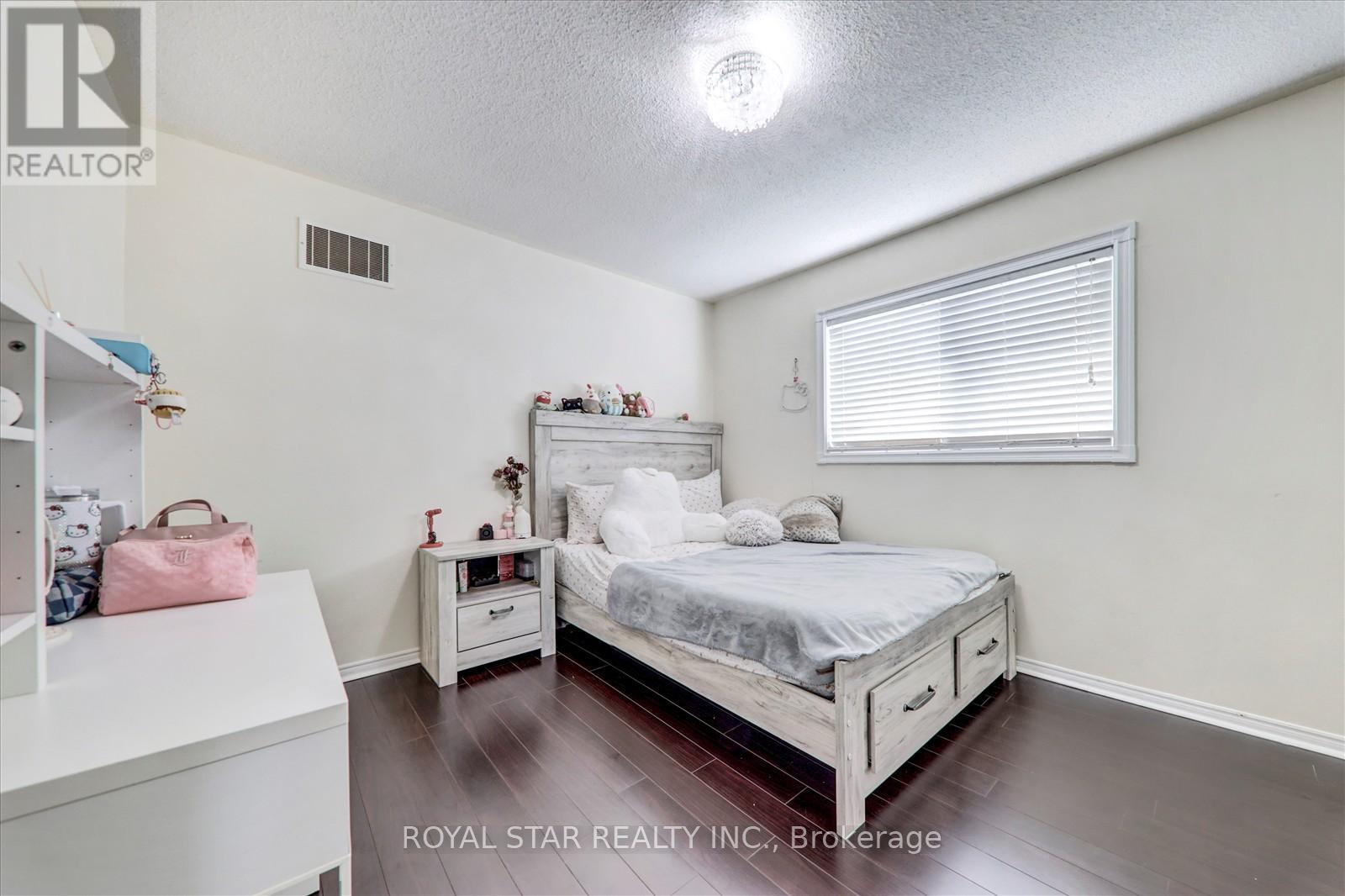 4234 Hazineh Court, Mississauga, Ontario  L5B 3N5 - Photo 26 - W12490164