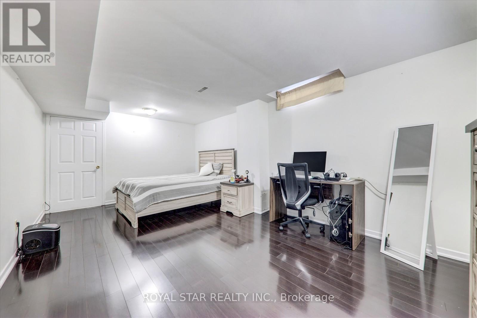 4234 Hazineh Court, Mississauga, Ontario  L5B 3N5 - Photo 34 - W12490164