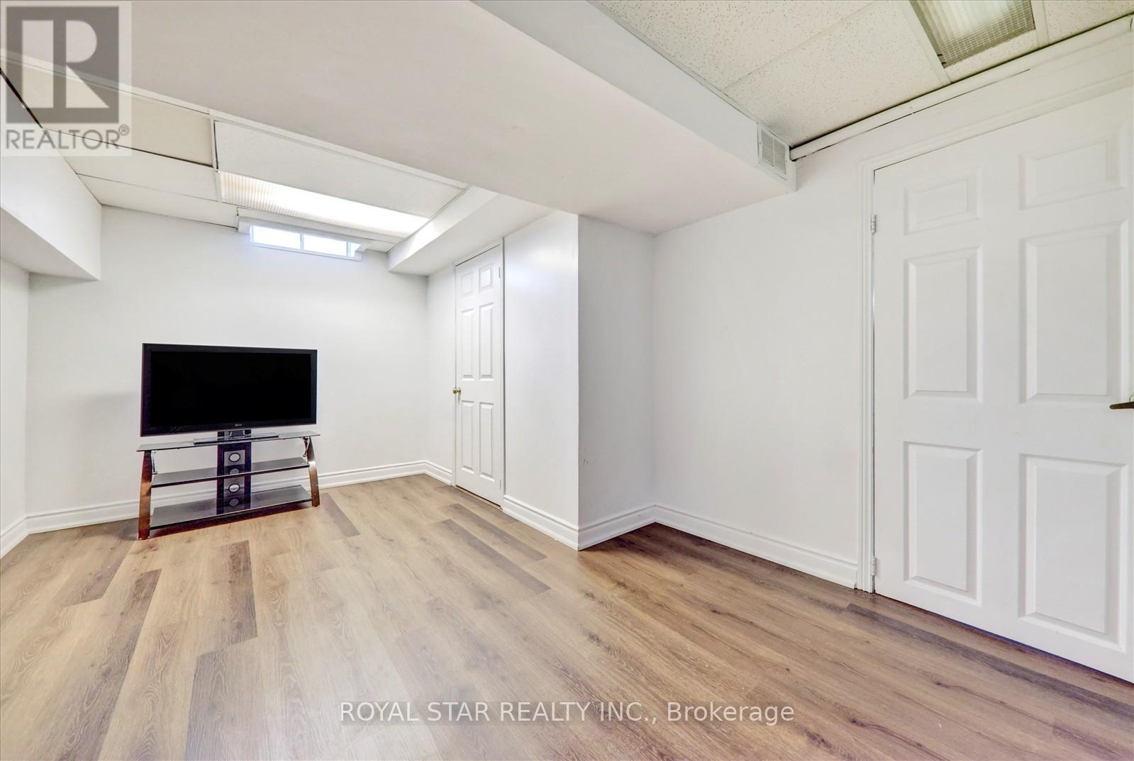 4234 Hazineh Court, Mississauga, Ontario  L5B 3N5 - Photo 36 - W12490164