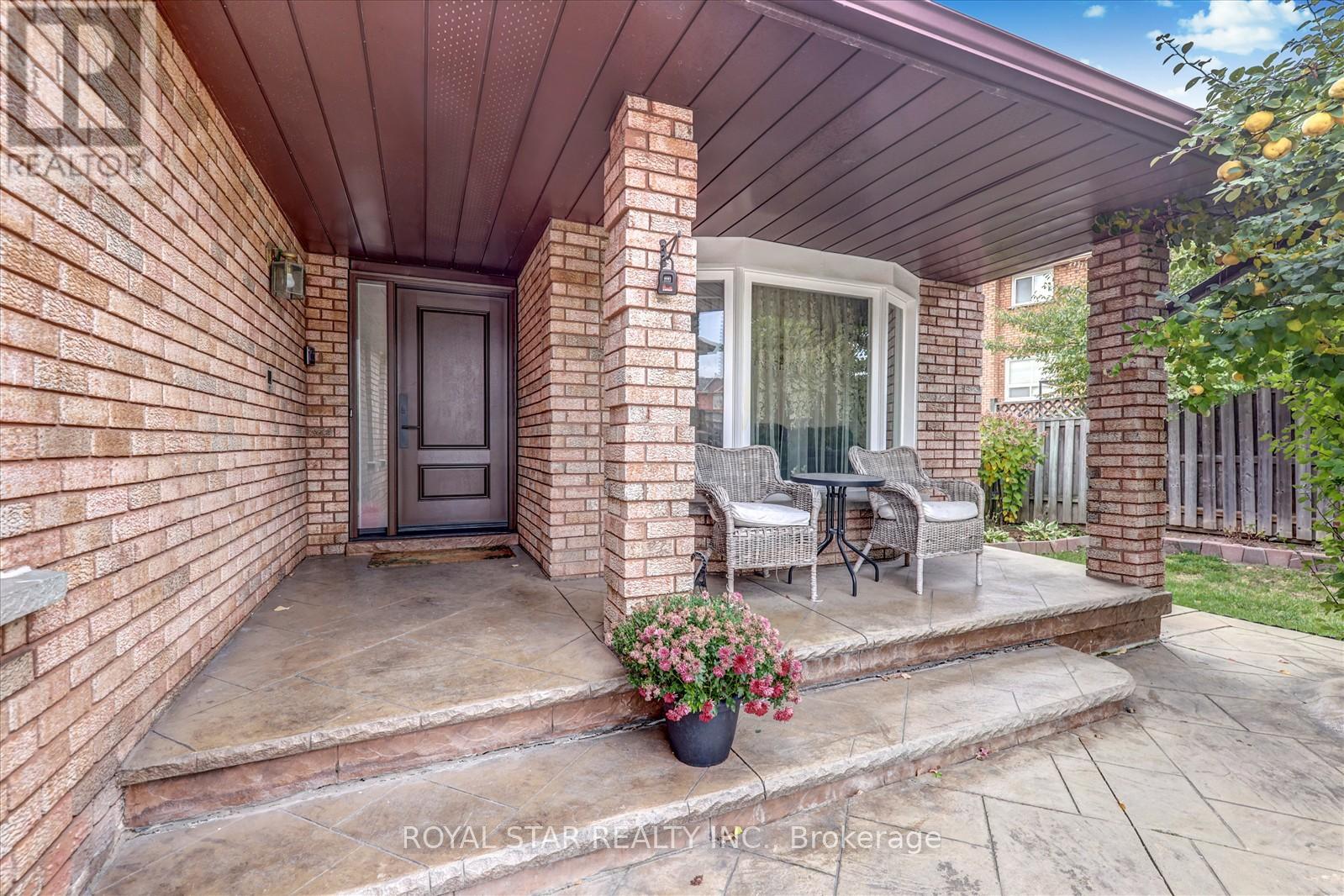 4234 Hazineh Court, Mississauga, Ontario  L5B 3N5 - Photo 5 - W12490164