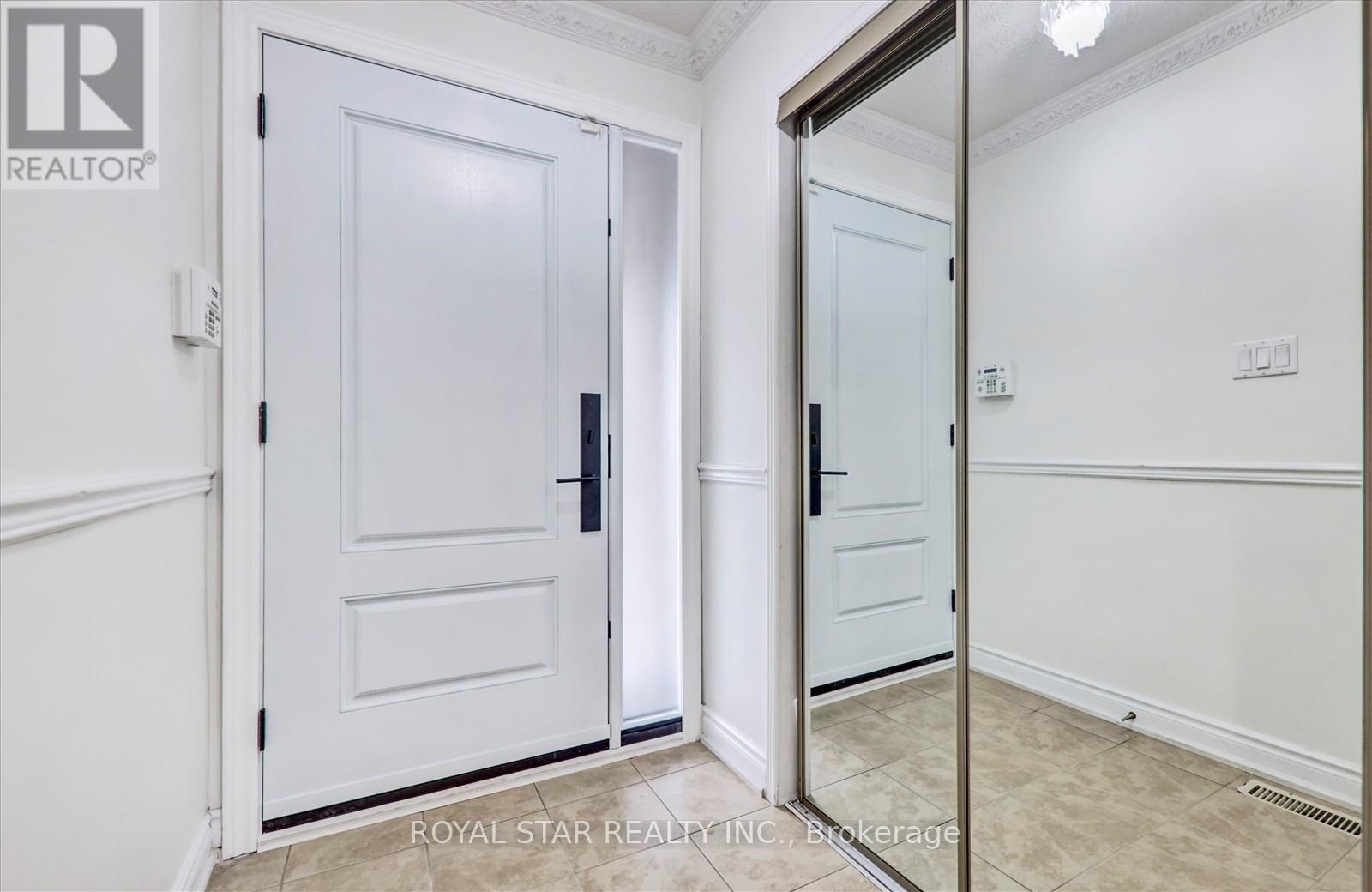 4234 Hazineh Court, Mississauga, Ontario  L5B 3N5 - Photo 6 - W12490164