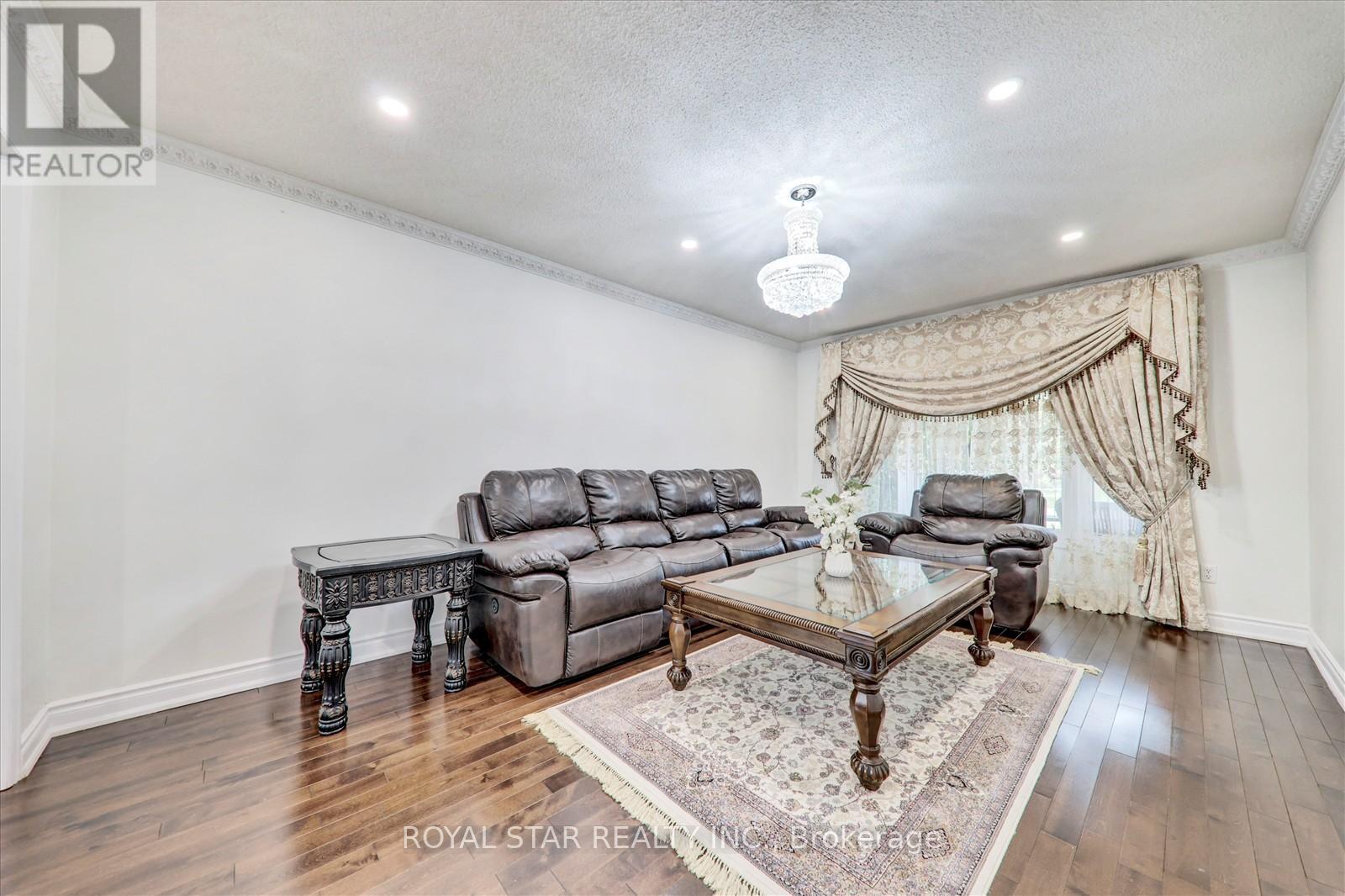 4234 Hazineh Court, Mississauga, Ontario  L5B 3N5 - Photo 8 - W12490164