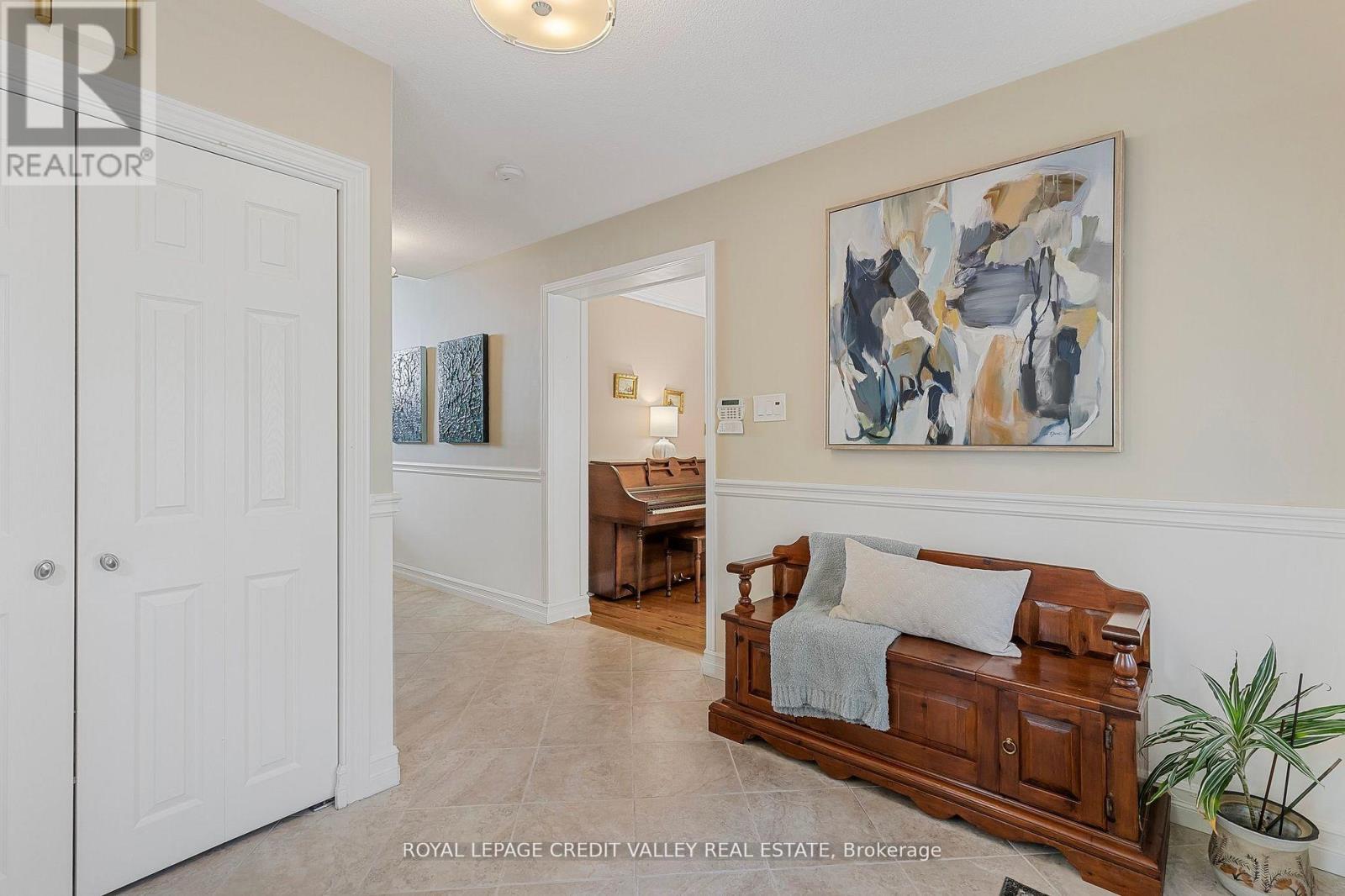 9 Norval Crescent, Brampton, Ontario  L6W 1J1 - Photo 4 - W12490194