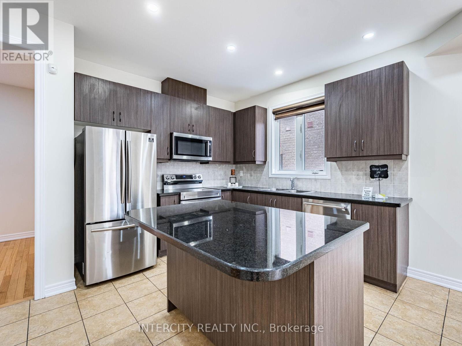 27 Exton Road, Brampton, Ontario  L6X 5M8 - Photo 10 - W12490208