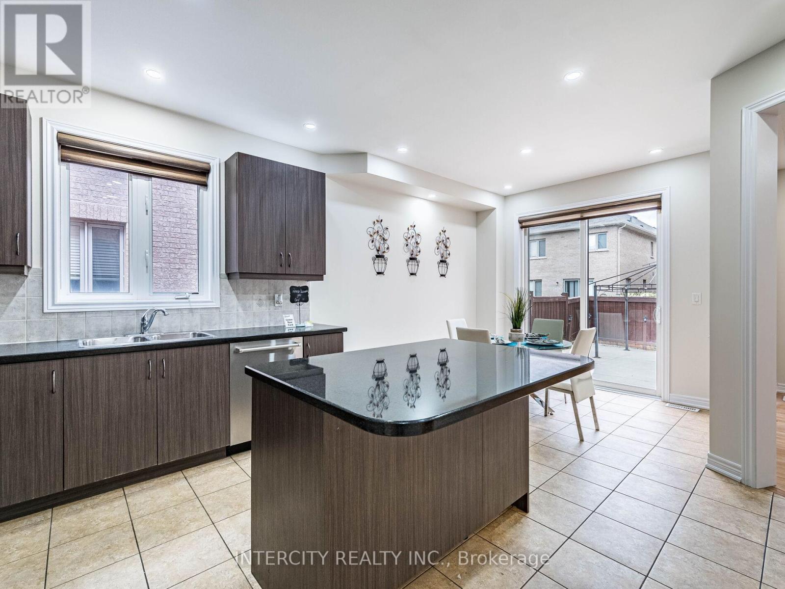 27 Exton Road, Brampton, Ontario  L6X 5M8 - Photo 9 - W12490208