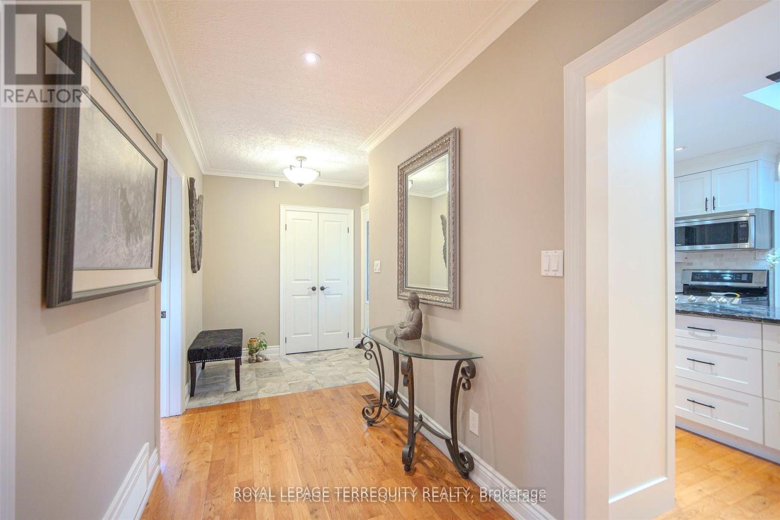 92 Saskatoon Drive, Toronto, Ontario  M9P 2G4 - Photo 11 - W12490210