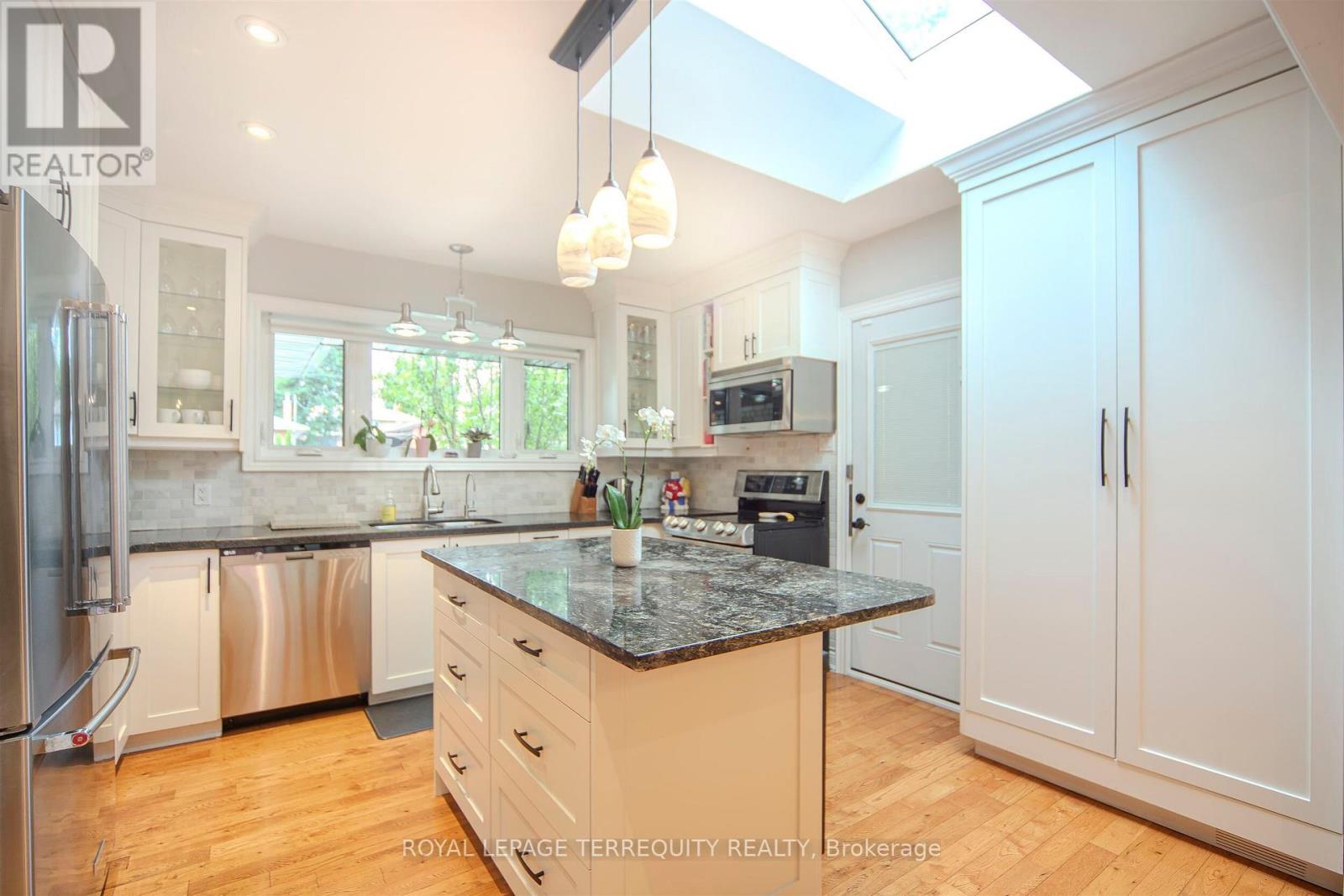 92 Saskatoon Drive, Toronto, Ontario  M9P 2G4 - Photo 19 - W12490210