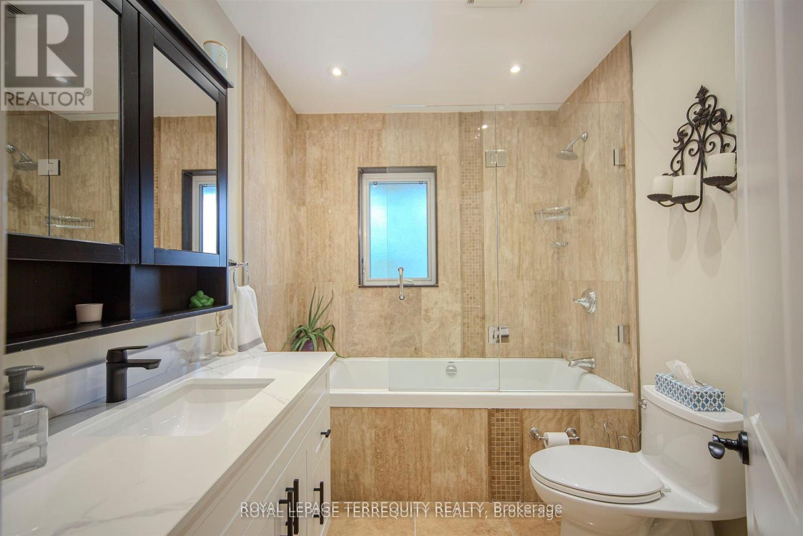 92 Saskatoon Drive, Toronto, Ontario  M9P 2G4 - Photo 24 - W12490210