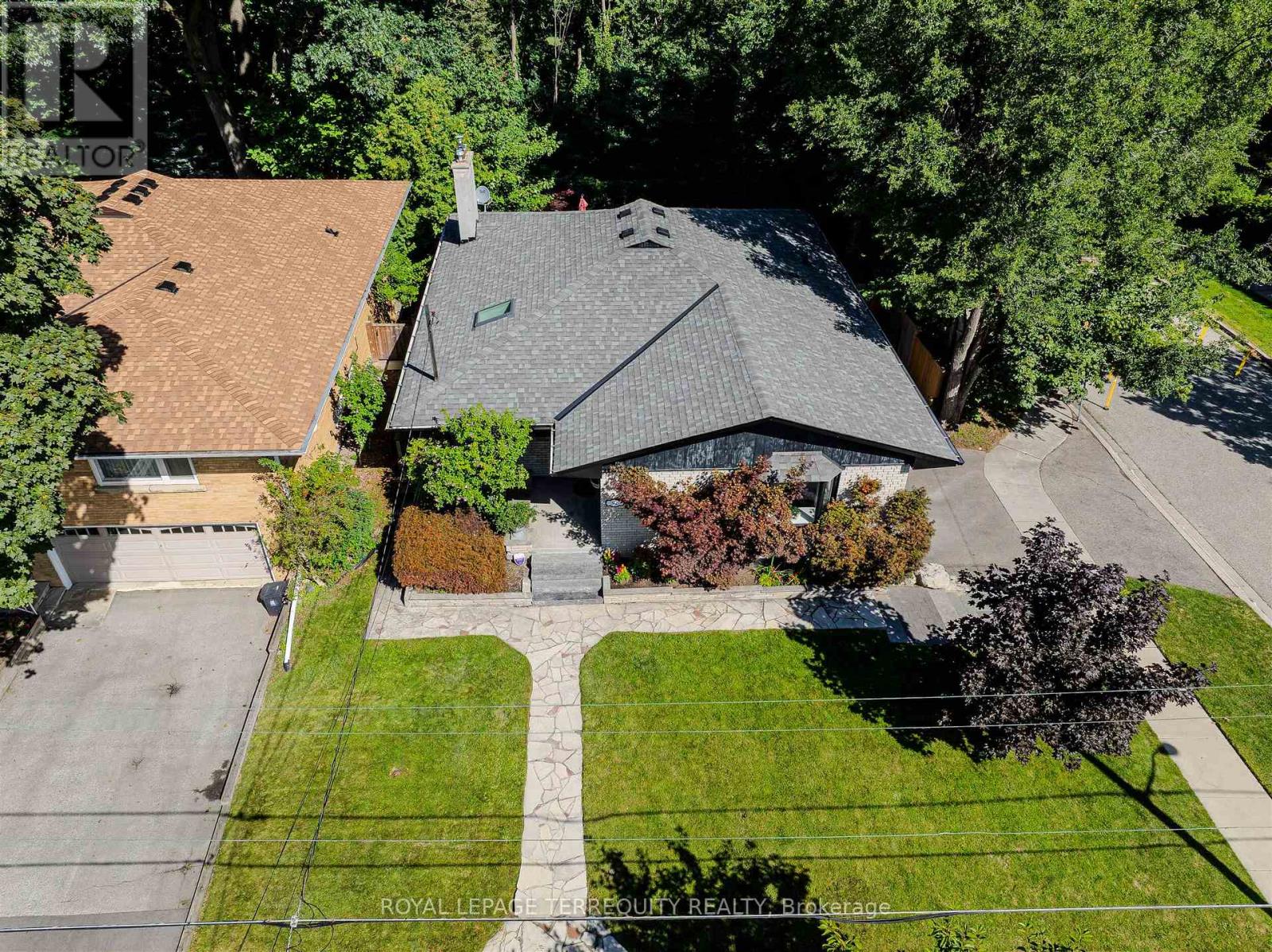 92 Saskatoon Drive, Toronto, Ontario  M9P 2G4 - Photo 7 - W12490210