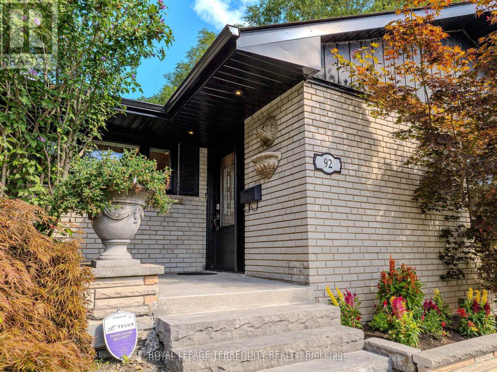 92 Saskatoon Drive, Toronto, Ontario  M9P 2G4 - Photo 9 - W12490210