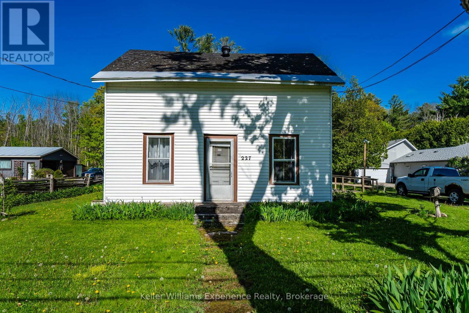 227 Fox Street, Penetanguishene, Ontario  L9M 1E7 - Photo 2 - S12490288
