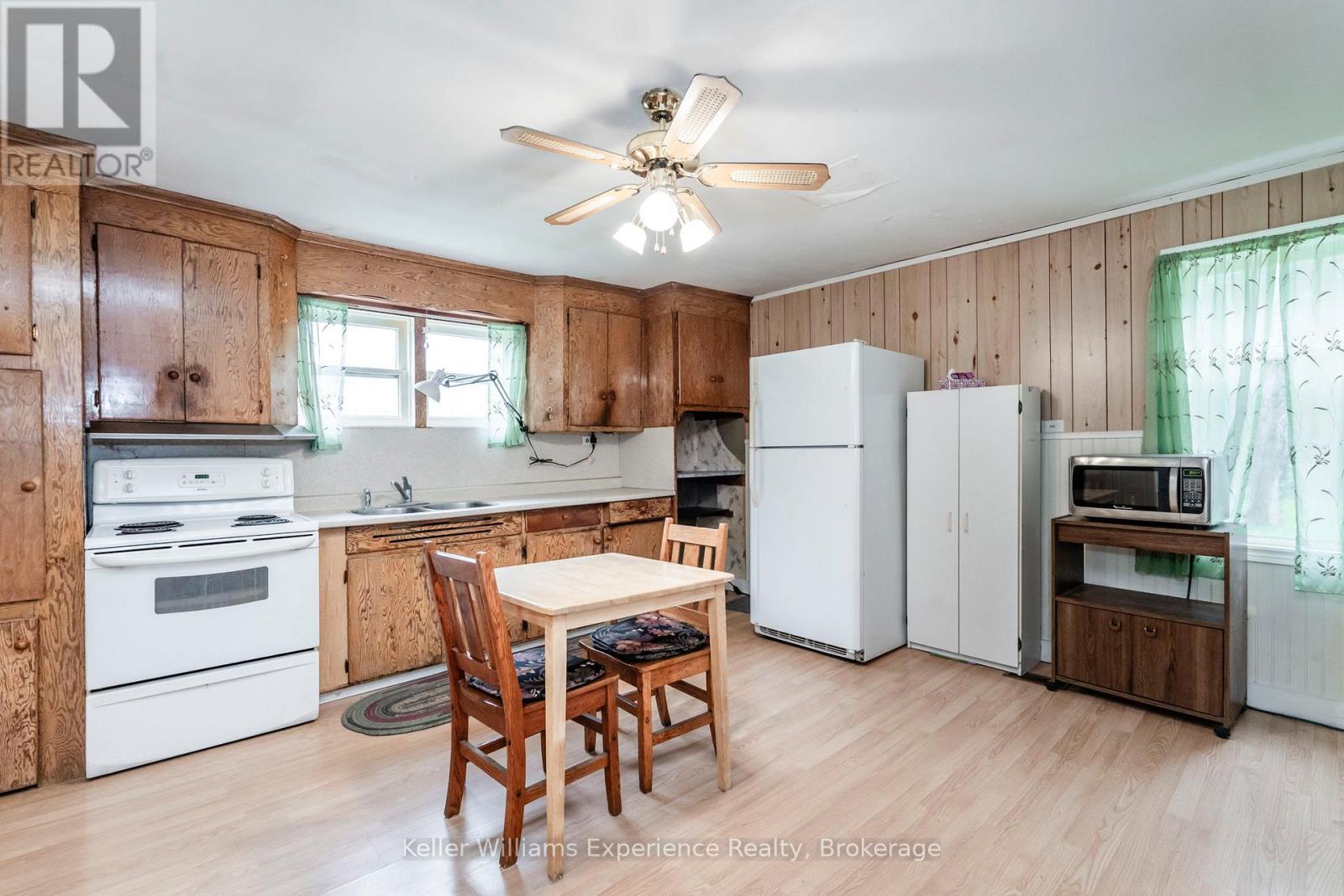 227 Fox Street, Penetanguishene, Ontario  L9M 1E7 - Photo 3 - S12490288