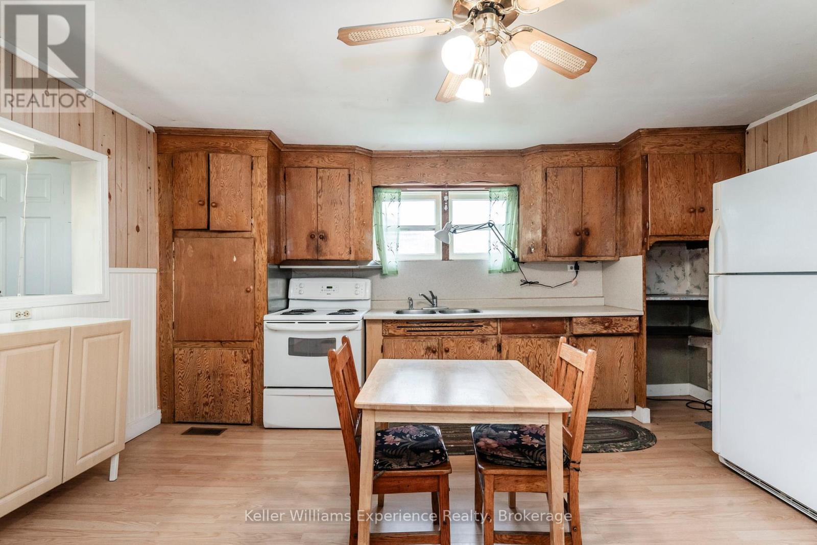 227 Fox Street, Penetanguishene, Ontario  L9M 1E7 - Photo 4 - S12490288