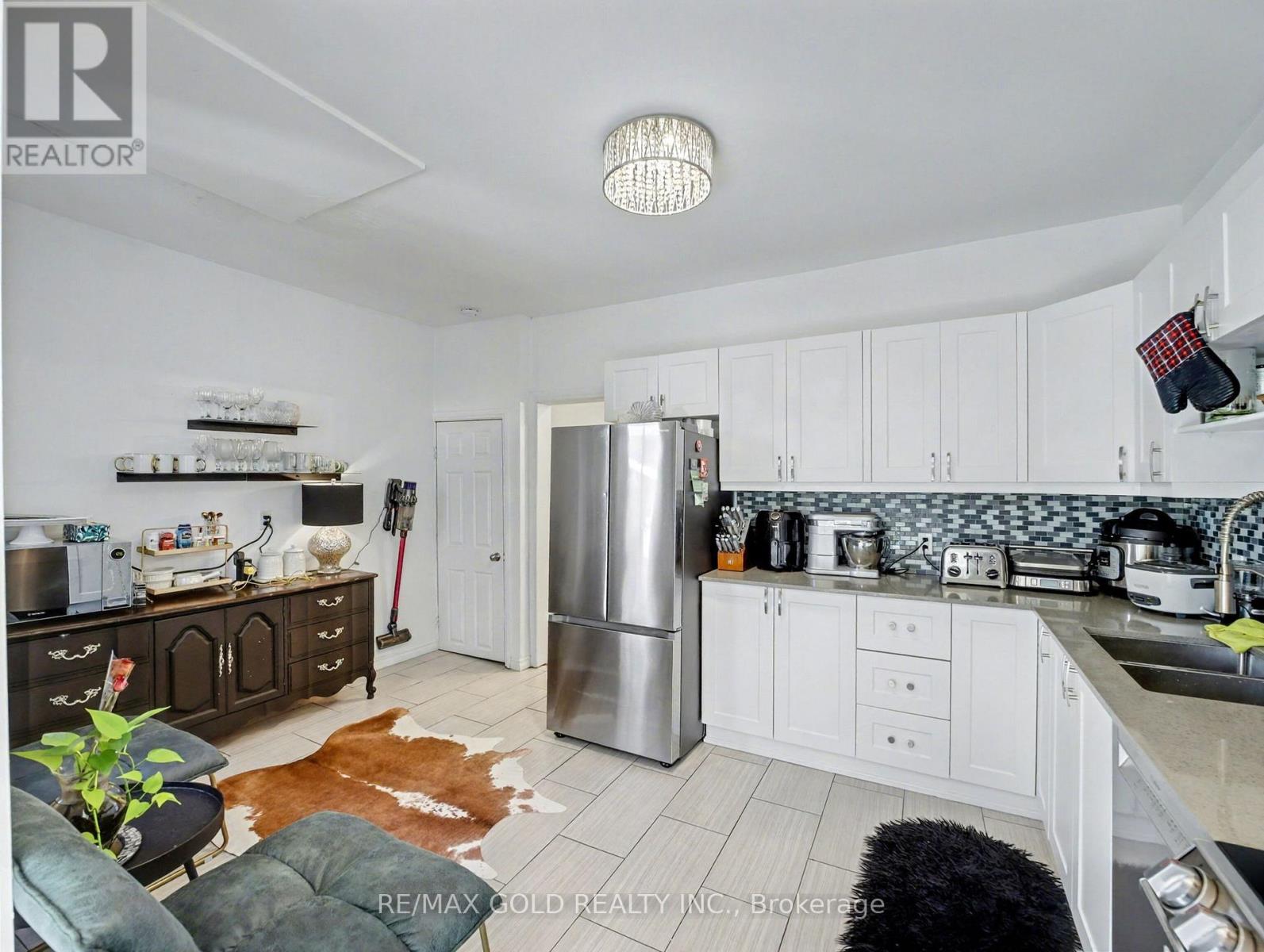 75 Chestnut Avenue, Hamilton, Ontario  L8L 6K8 - Photo 3 - X12490036