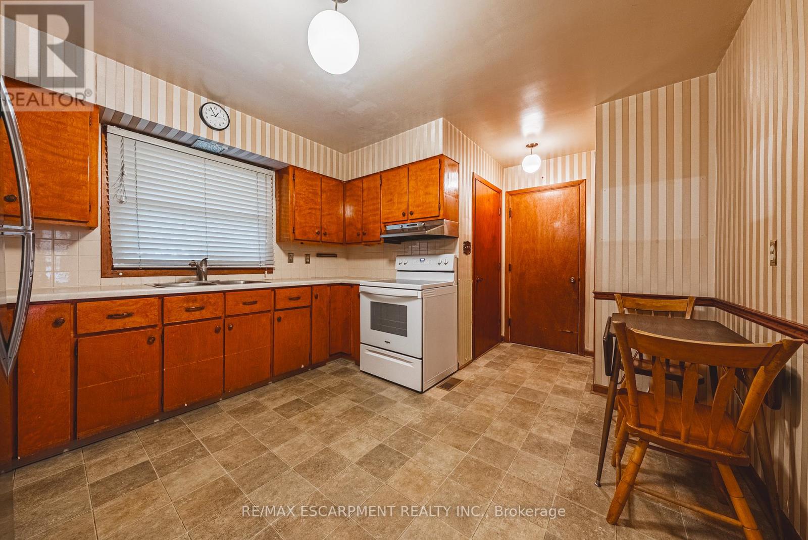 646 Alder Street W, Haldimand, Ontario  N1A 1S5 - Photo 11 - X12490078